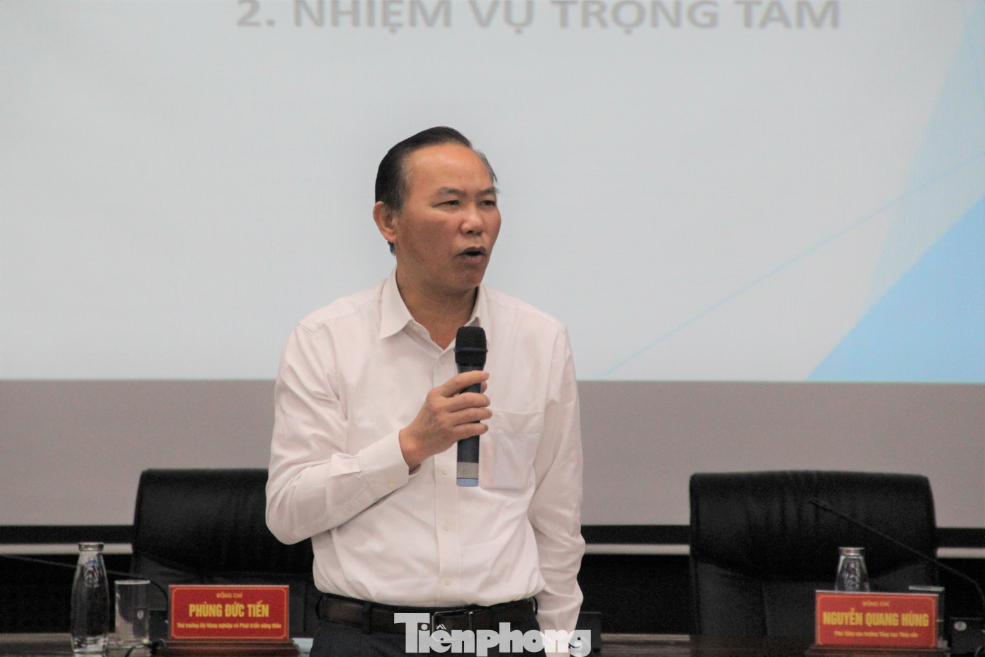 Thứ trưởng Bộ NN&amp;PTNT Phùng Đức Tiến đề nghị các địa phương cần triển khai quyết liệt, đồng bộ các biện pháp để nỗ lực gỡ thẻ vàng EC (Ảnh: Giang Thanh).