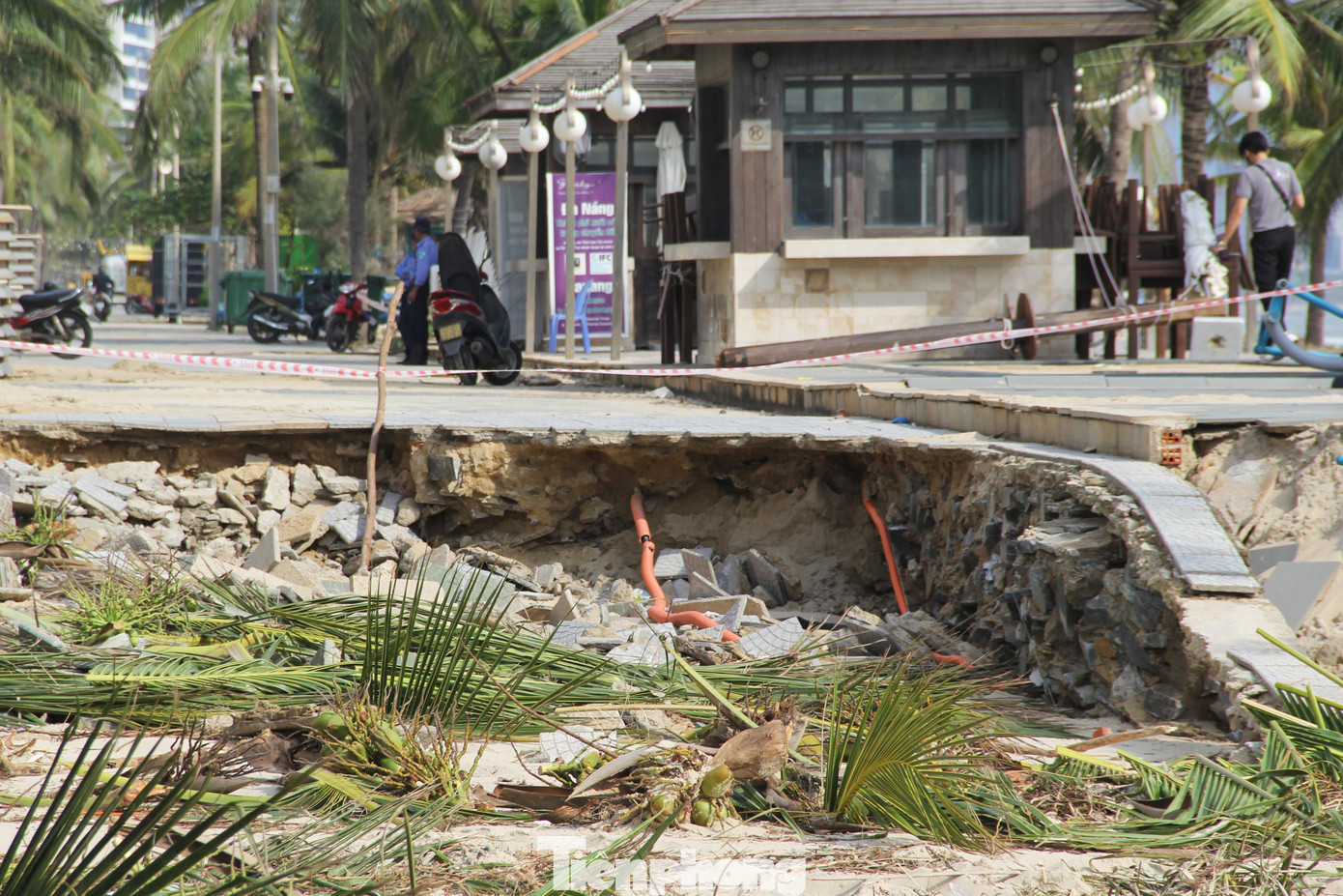 Các lớp gạch lát nền bị sóng biển &quot;bóc&quot; lên, nằm la liệt trong hố sụt lún cùng các loại rác, cành cây...
