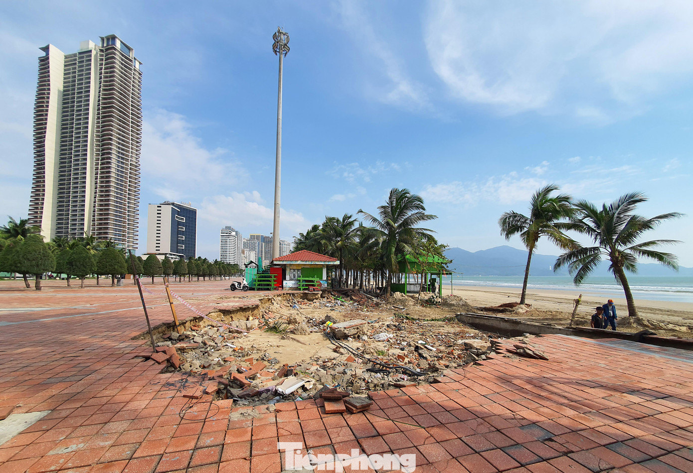 Tại Công viên Biển Đông (quận Sơn Trà), một hố sụt lún dài gần 15m nằm sát bờ biển cũng được khoanh vùng, giăng dây cảnh báo. Kè biển ở khu vực này bị đánh nứt toác, các loại rác, đất, đá, ống nhựa nằm la liệt bên bờ biển.