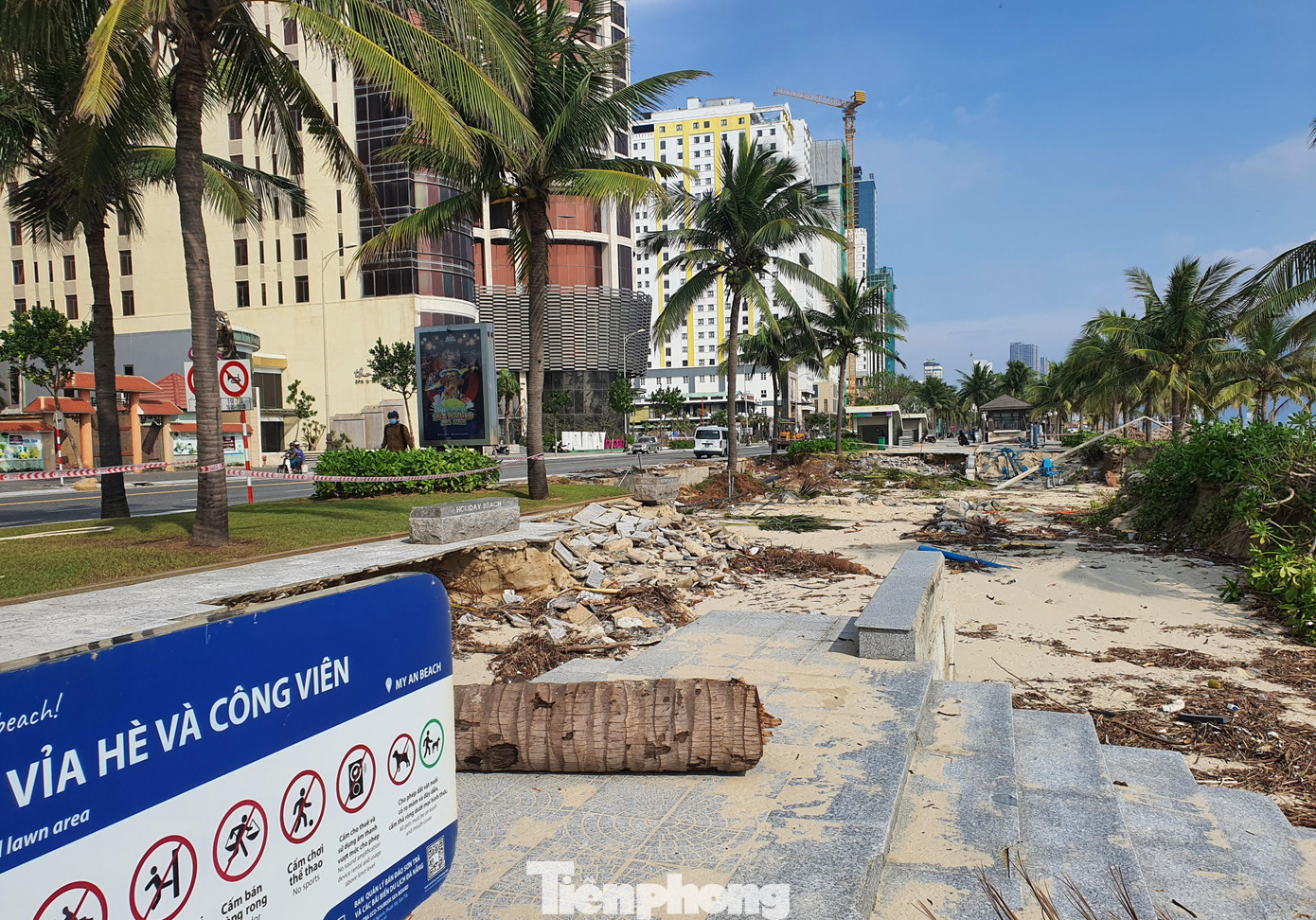 Đây là khu vực vỉa hè kết hợp công viên, vì vậy, các cụm công trình tập thể dục, vui chơi ngoài trời... cũng bị hư hỏng nặng.