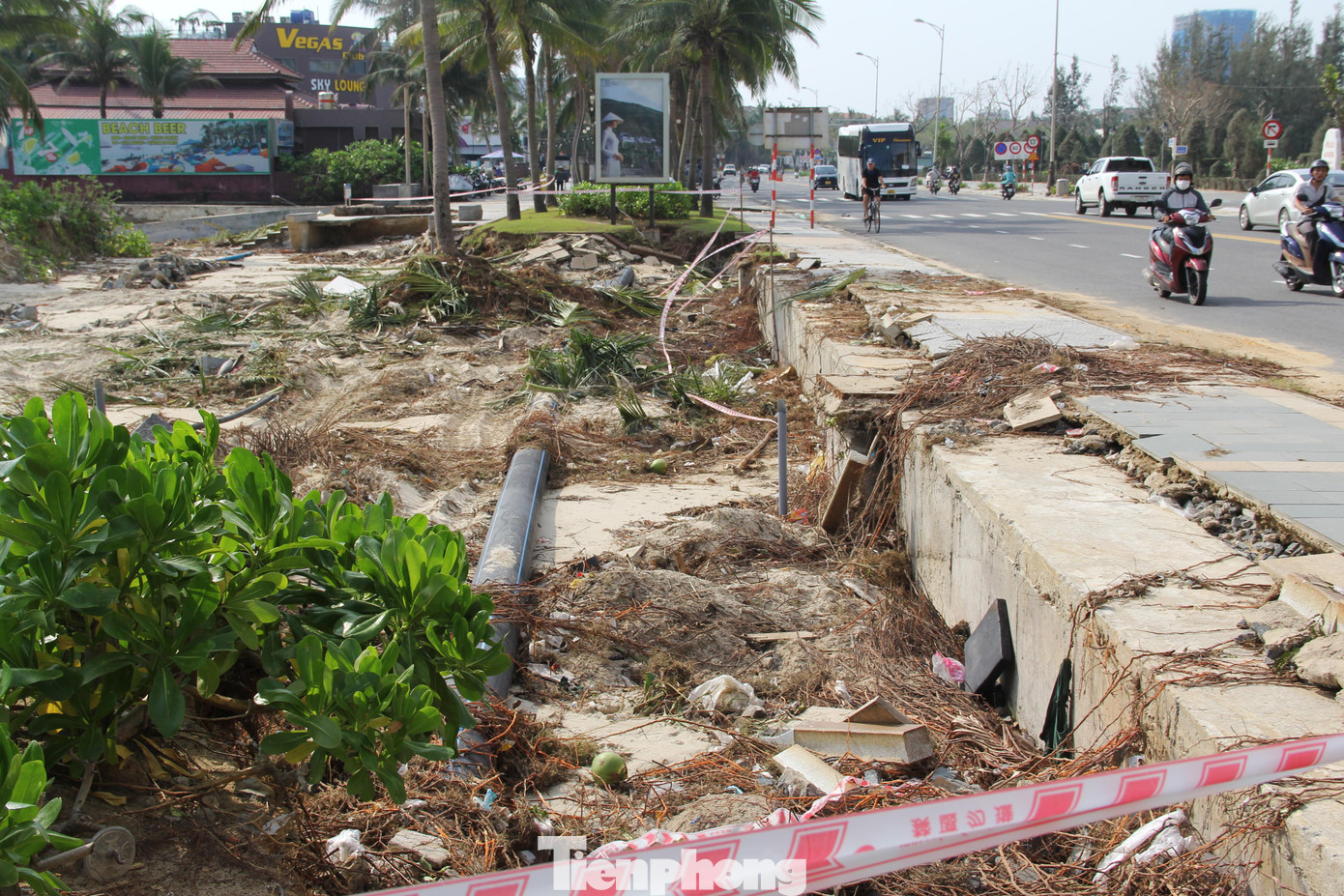 Nhiều người dân đi ngang qua đây lộ rõ sự ngạc nhiên, bàng hoàng vì hố sụt lớn nằm sát lề đường. Chị Nguyễn Thị Hải Yến (quận Ngũ Hành Sơn) cho hay: &quot;Sáng nay đi làm ngang qua đây, tôi mới thấy chỗ sạt lở này. Cứ ngỡ mưa ngập chỉ ảnh hưởng đến khu vực nội đô, không ngờ kè biển cũng tan hoang như thế này&quot;.