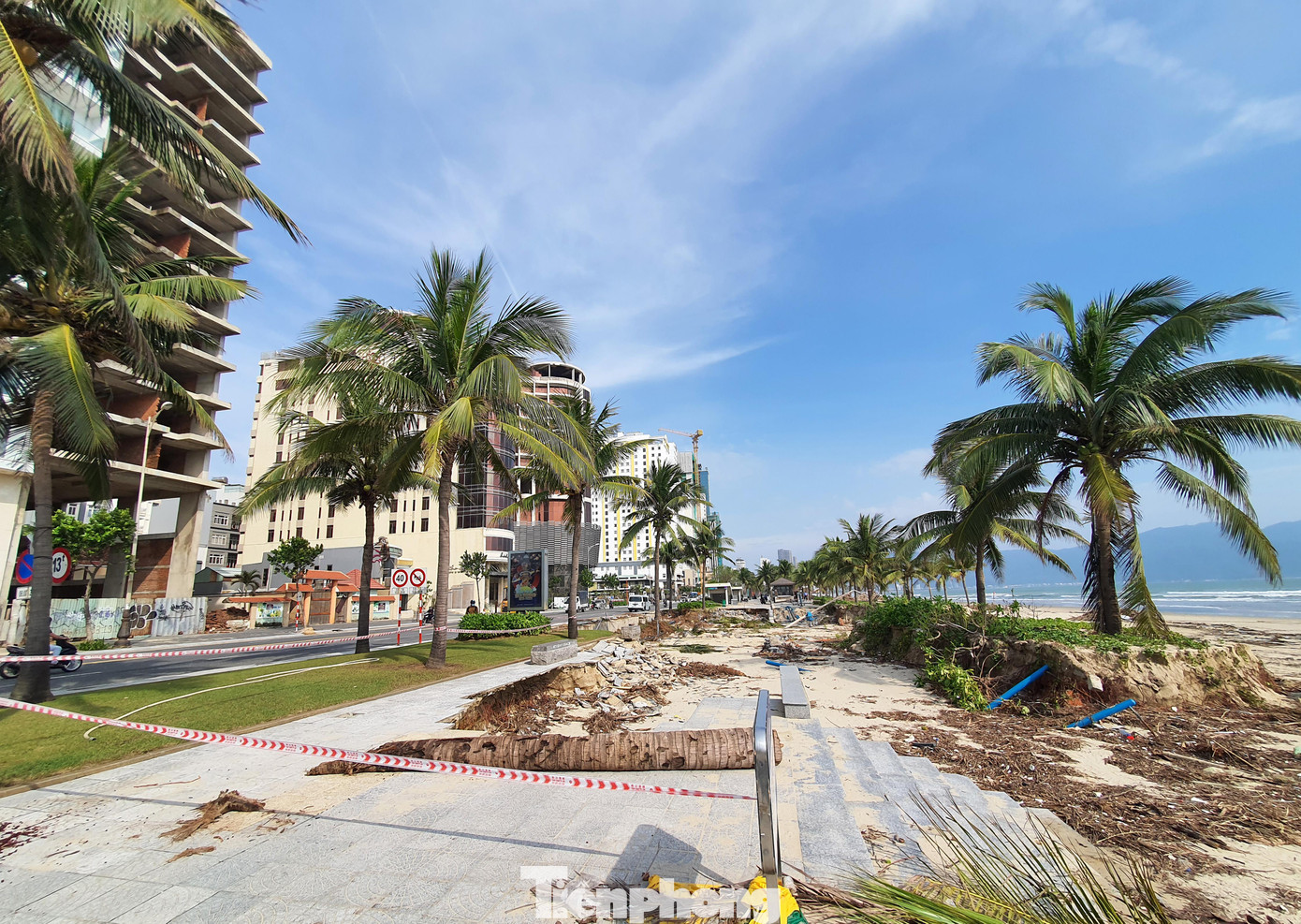 Ghi nhận trong sáng 17/10, tại bãi biển Mỹ Khê (khu vực nút giao Ngô Thì Sĩ - Võ Nguyên Giáp), hơn 20m đường kè biển bị sụt lún nghiêm trọng. Những mảng lớn đất, đá, gạch lát bị &quot;xé toạc&quot;. Ảnh: Giang Thanh