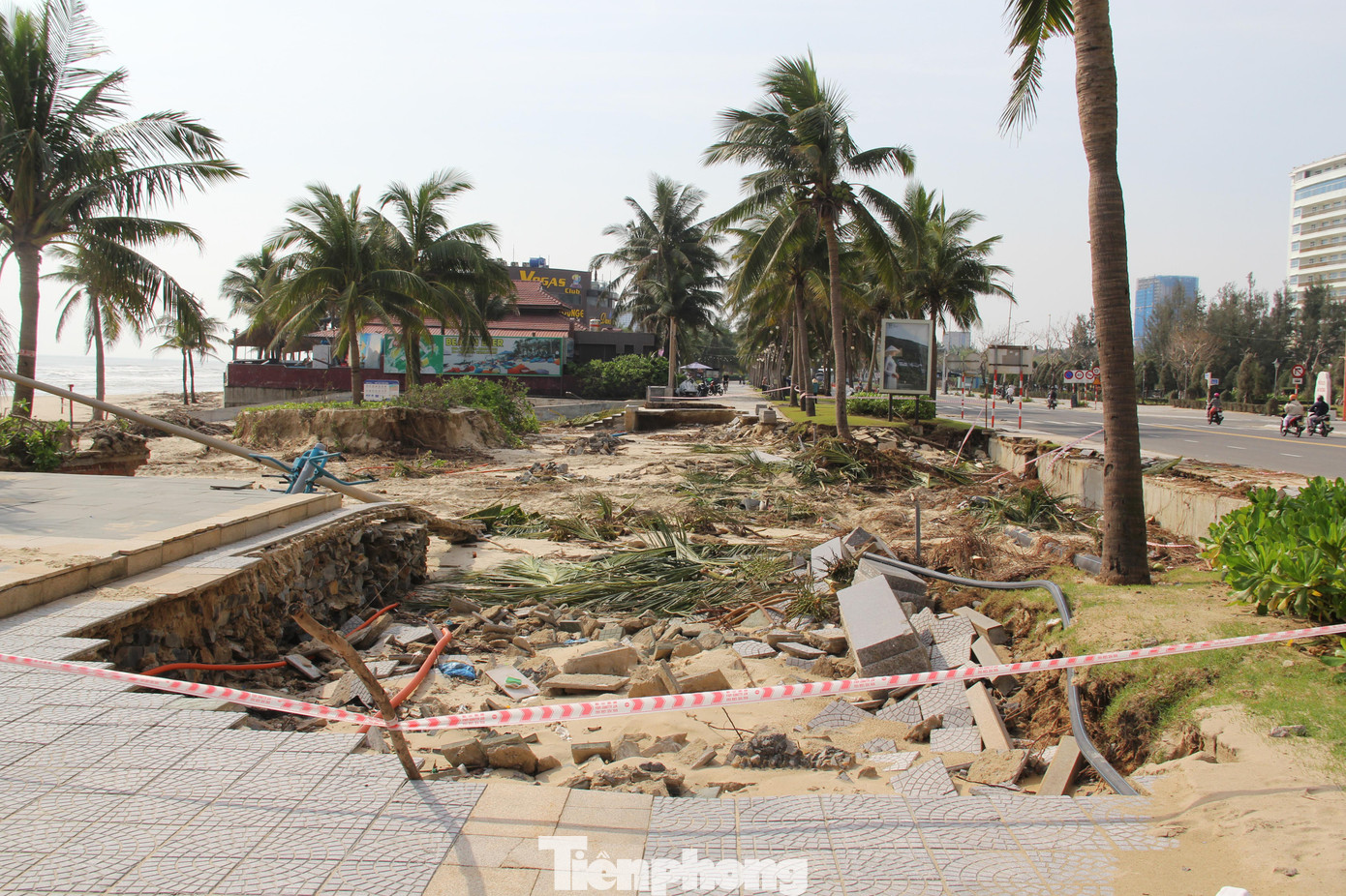 Hố sụt lún kéo dài đến gần sát đường Võ Nguyên Giáp, trơ cả cống thoát nước.