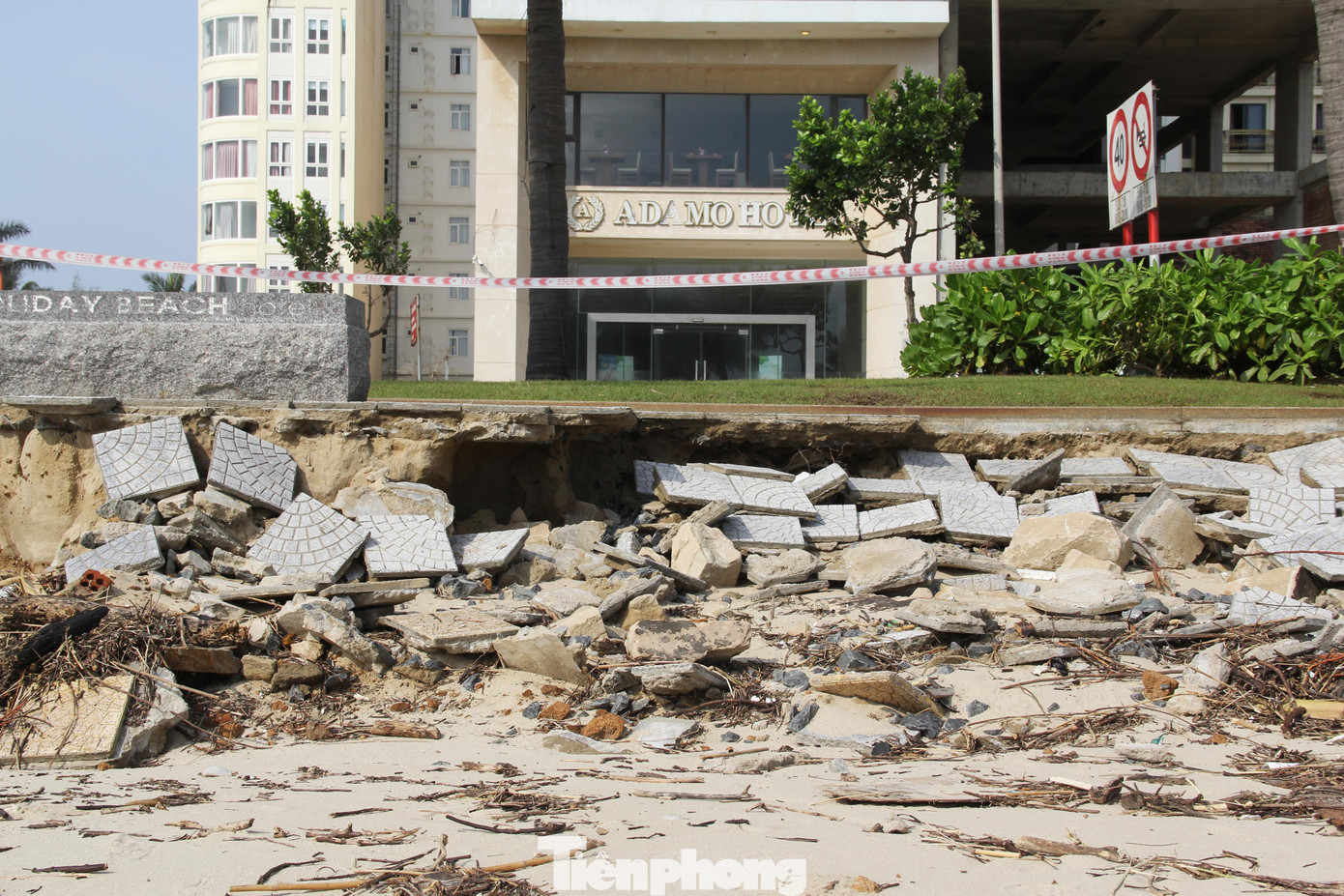 Một đoạn dài khu vực vỉa hè dọc bờ biển nứt toác, ngổn ngang sau mưa ngập.