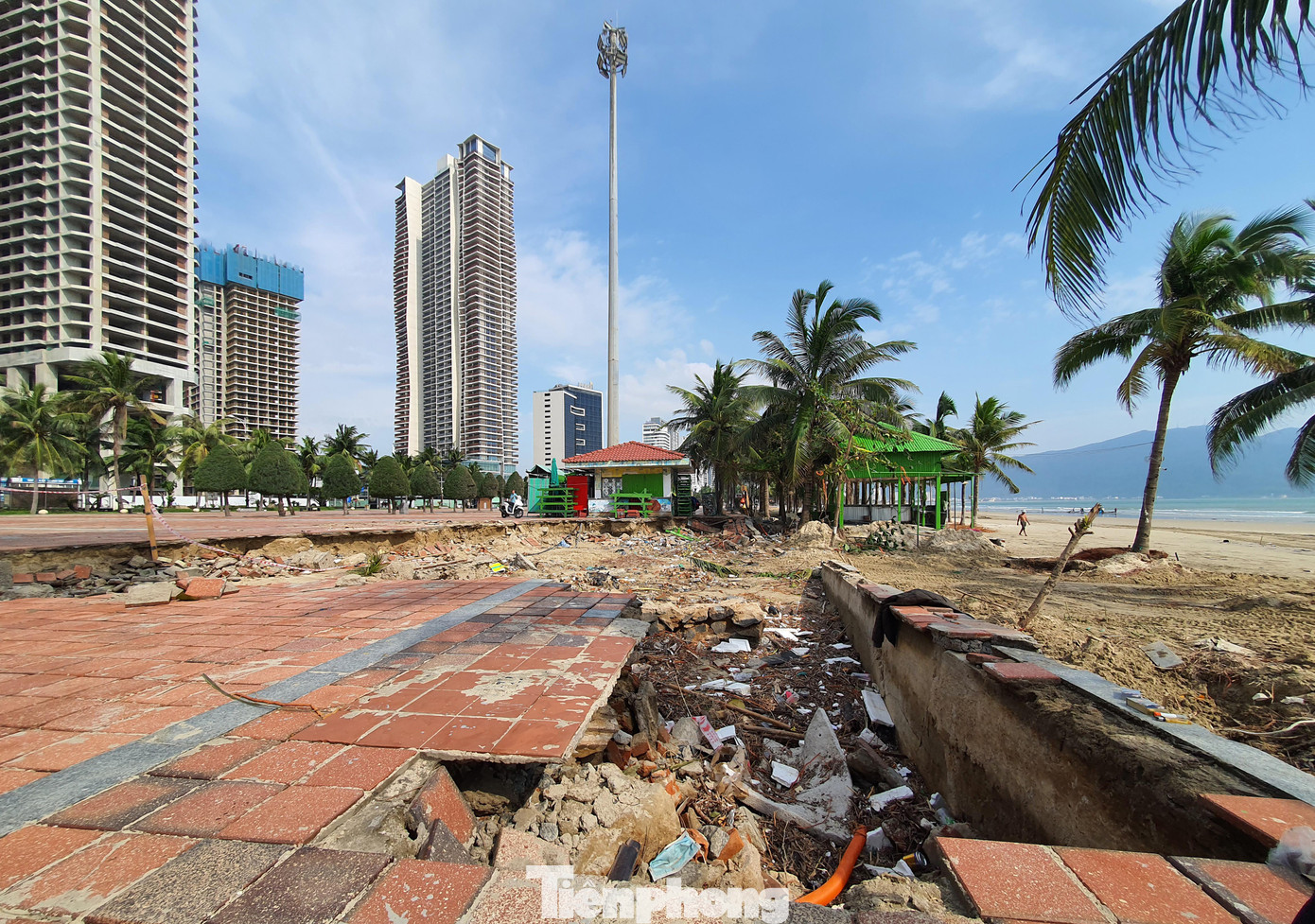 Theo ông Nguyễn Đức Vũ, Trưởng BQL Bán đảo Sơn Trà và các bãi biển du lịch Đà Nẵng, sau đợt mưa ngập vừa qua, dọc bờ biển Võ Nguyễn Giáp - Hoàng Sa xảy ra sụt lún nghiêm trọng. BQL đã tiến hành giăng dây cảnh báo nguy hiểm ở tất cả các điểm sụt lún.