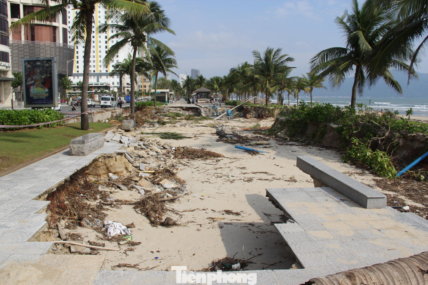 Khu vực hố sụt này đã được lực lượng chức năng căng dây cảnh báo, hạn chế người dân qua lại để tránh xảy ra các tai nạn đáng tiếc.