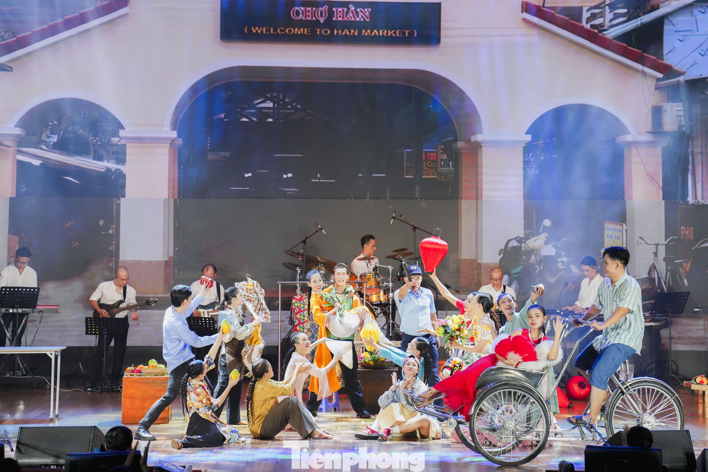 Hình ảnh về một thành phố trẻ, hiện đại với những người trẻ viết tiếp câu chuyện Đà thành, đưa danh xưng Đà Nẵng ngày một vang xa cũng được thể hiện trẻ trung, mới mẻ qua những tiết mục sôi động như Mênh mang Sơn Trà (sáng tác Quang Hào), Chợ Hàn (âm nhạc Anh Quân, biên đạo Thái Hằng), Cửa biển (sáng tác Lê Thanh Tâm), Đà Nẵng trong tim ta (sáng tác Giáng Son)...