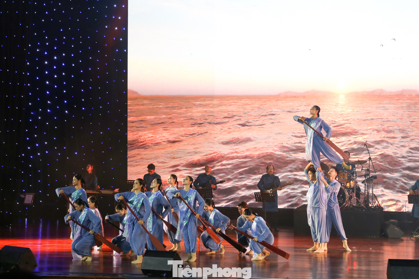 Chương trình được dàn dựng công phu với sự tham gia của dàn nghệ sĩ, diễn viên Nhà hát Trưng Vương. Dòng sông kể chuyện cũng đã giành được 2 huy chương vàng, 3 huy chương bạc cho các tiết mục và giành huy chương bạc toàn đoàn tại Liên hoan Ca, múa, nhạc toàn quốc năm 2024 (đợt 2) vừa diễn ra tại Bình Dương.