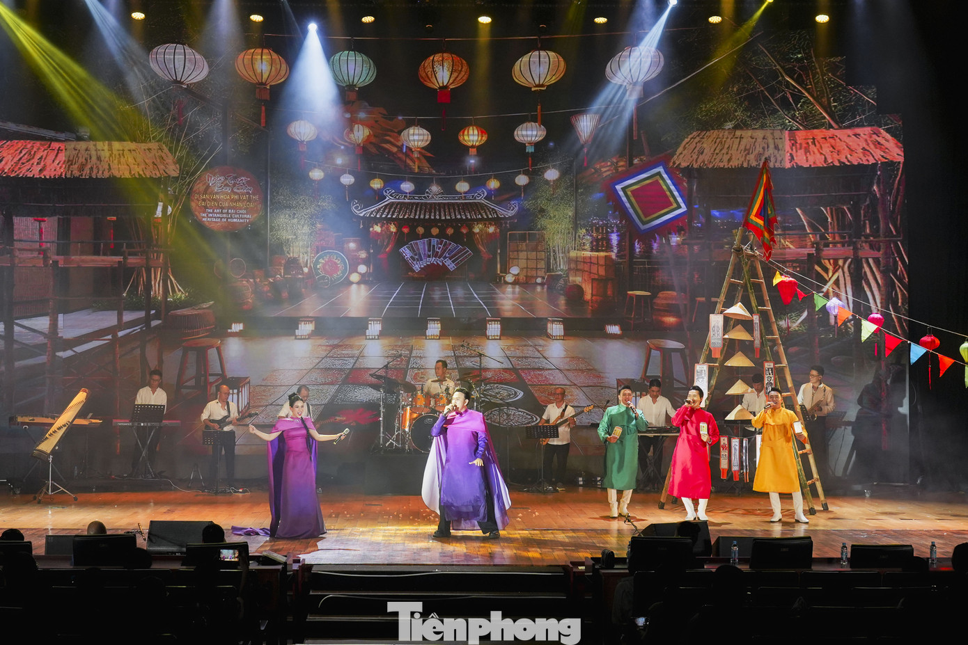 Với không gian nghệ thuật màu sắc và đầy cảm xúc, Dòng sông kể chuyện đưa người dân và du khách miên man qua những câu chuyện xưa và nay bên dòng sông vốn đã gắn liền với biết bao lớp người.