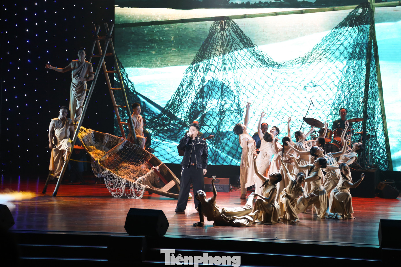 Với không gian nghệ thuật màu sắc và đầy cảm xúc, Dòng sông kể chuyện đưa người dân và du khách miên man qua những câu chuyện xưa và nay bên dòng sông vốn đã gắn liền với biết bao lớp người.