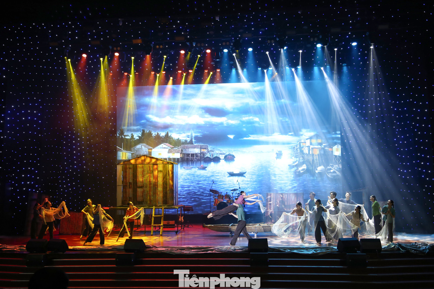 Với 2 phần Chuyện xưa và Chuyện nay, 14 tiết mục biểu diễn tái hiện lại vẻ đẹp của đời sống và những nét văn hóa đặc trưng của Đà thành như những dãy nhà ven sông, ký ức về những làng chài, những cơn bão không thể khuất phục được người dân miền Trung đến sự vươn mình, lột xác của thành phố gắn với những cây cầu vững chãi bắc ngang sông Hàn...