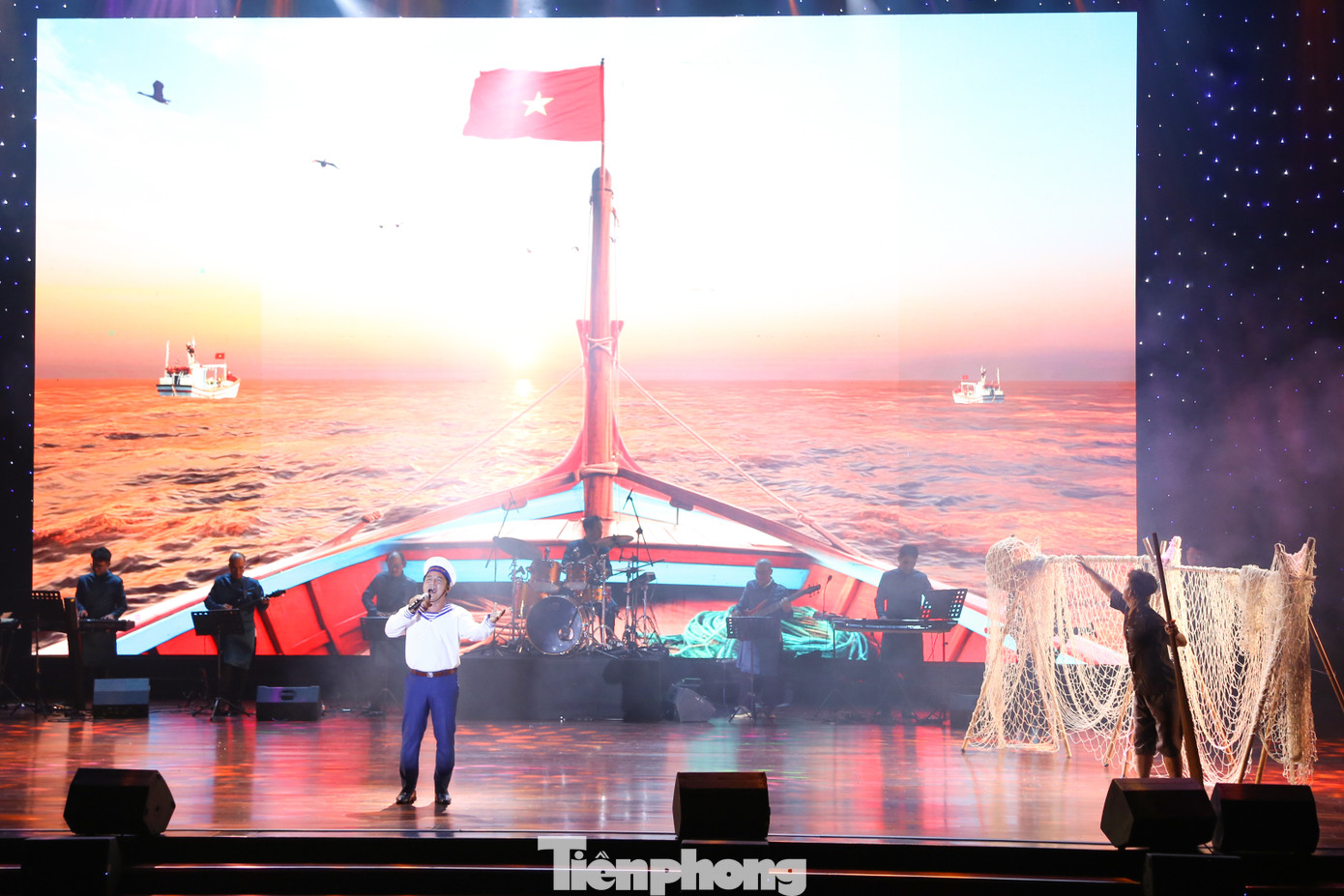 "Chương trình nghệ thuật này cũng sẽ là tiền đề để Nhà hát xây dựng một sản phẩm độc đáo, níu chân du khách trong và ngoài nước khi đến với Đà Nẵng, tạo ra điểm nhấn văn hóa thu hút du lịch Đà Nẵng", NSƯT Quang Hào nói.