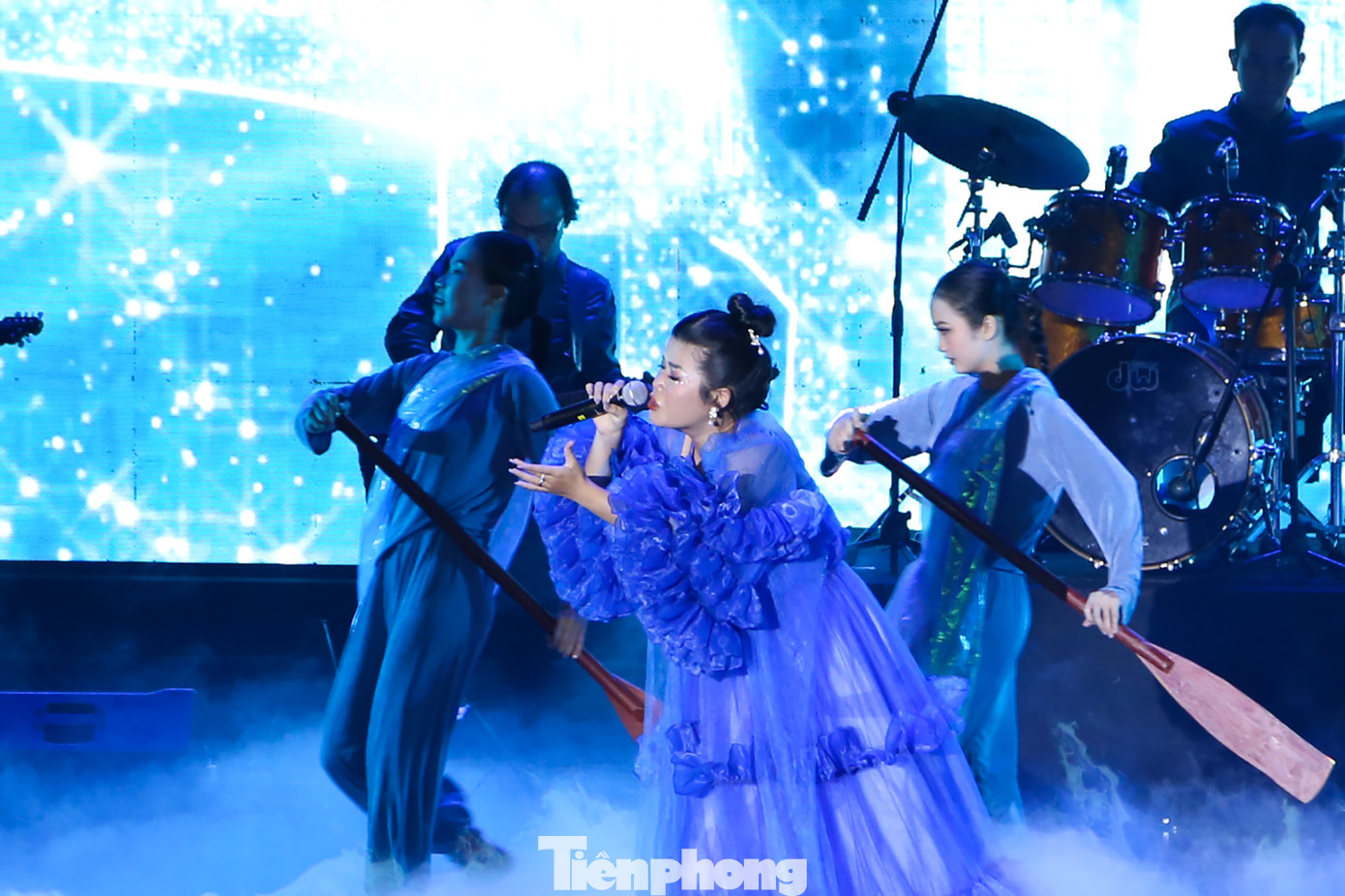 Lấy ý tưởng từ lịch sử và phát triển của Đà Nẵng gắn liền với dòng chảy của sông Hàn, chương trình nghệ thuật Dòng sông kể chuyện kết hợp đa dạng giữa các loại hình ca, múa và nhạc.