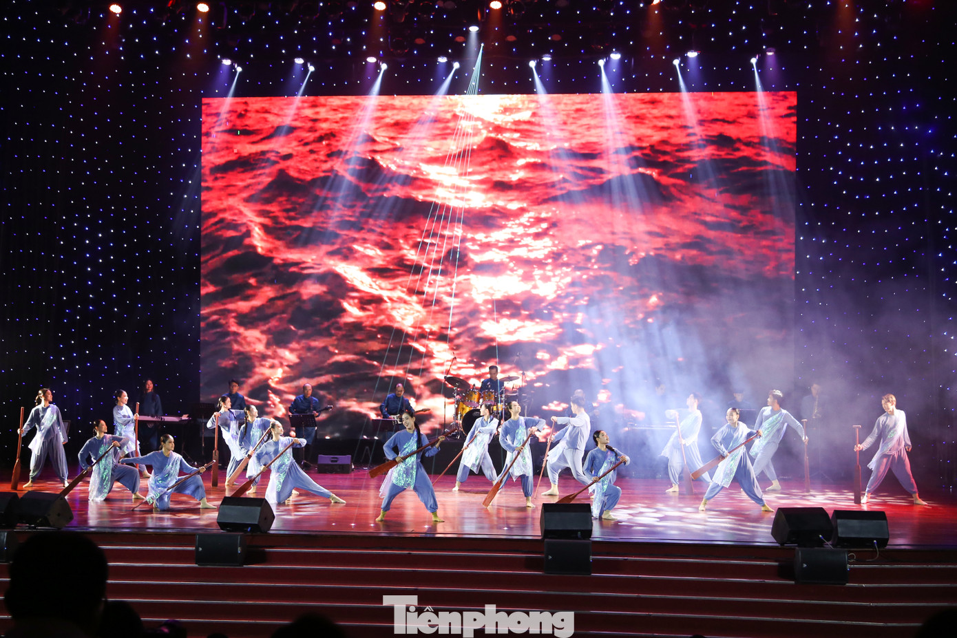 Chiều 19/10, Nhà hát Trưng Vương công diễn chương trình nghệ thuật Dòng sông kể chuyện phục vụ miễn phí cho người dân và du khách Đà Nẵng. Ảnh: Giang Thanh.