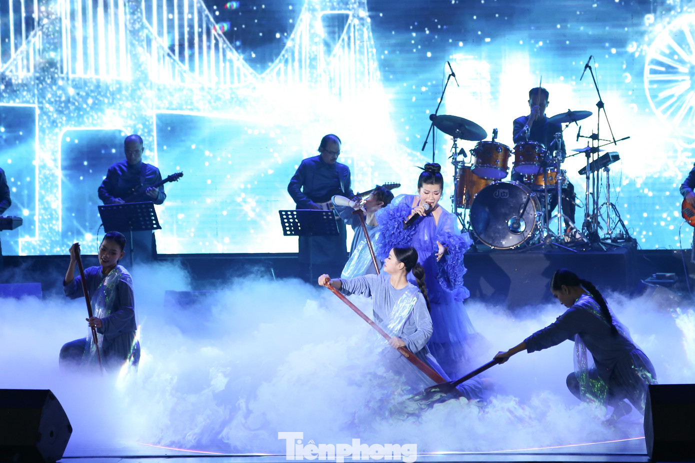 Lấy ý tưởng từ lịch sử và phát triển của Đà Nẵng gắn liền với dòng chảy của sông Hàn, chương trình nghệ thuật Dòng sông kể chuyện kết hợp đa dạng giữa các loại hình ca, múa và nhạc.