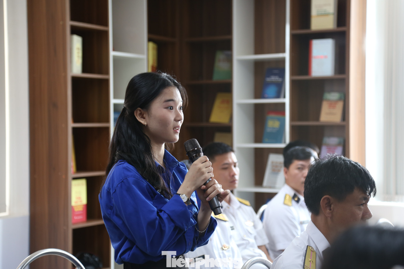 Các bạn trẻ tham gia tọa đàm được tặng sách và giao lưu cùng các diễn giả Các bạn trẻ tham gia tọa đàm được tặng sách và giao lưu cùng các diễn giả