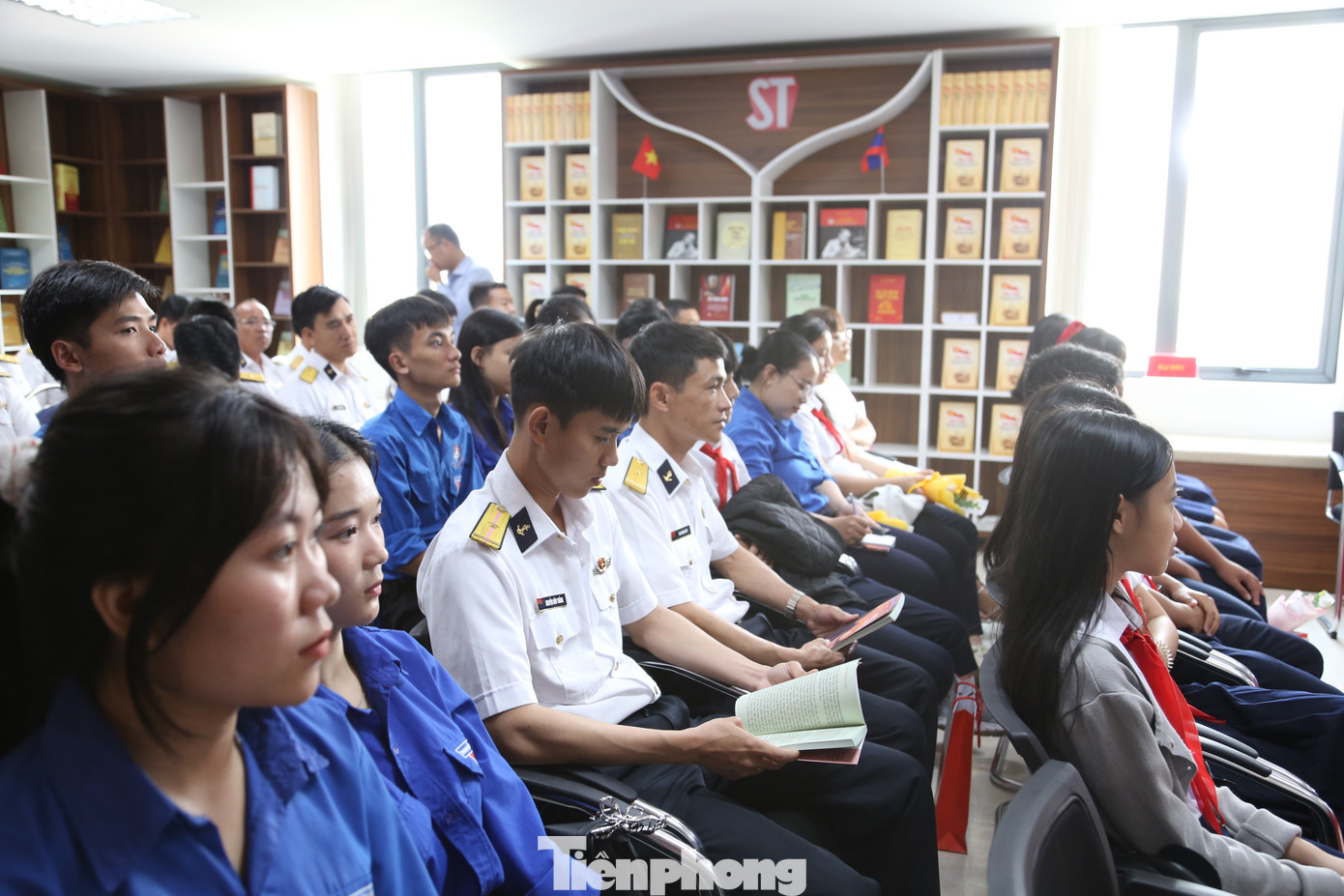 Các bạn trẻ tham gia tọa đàm được tặng sách và giao lưu cùng các diễn giả Các bạn trẻ tham gia tọa đàm được tặng sách và giao lưu cùng các diễn giả