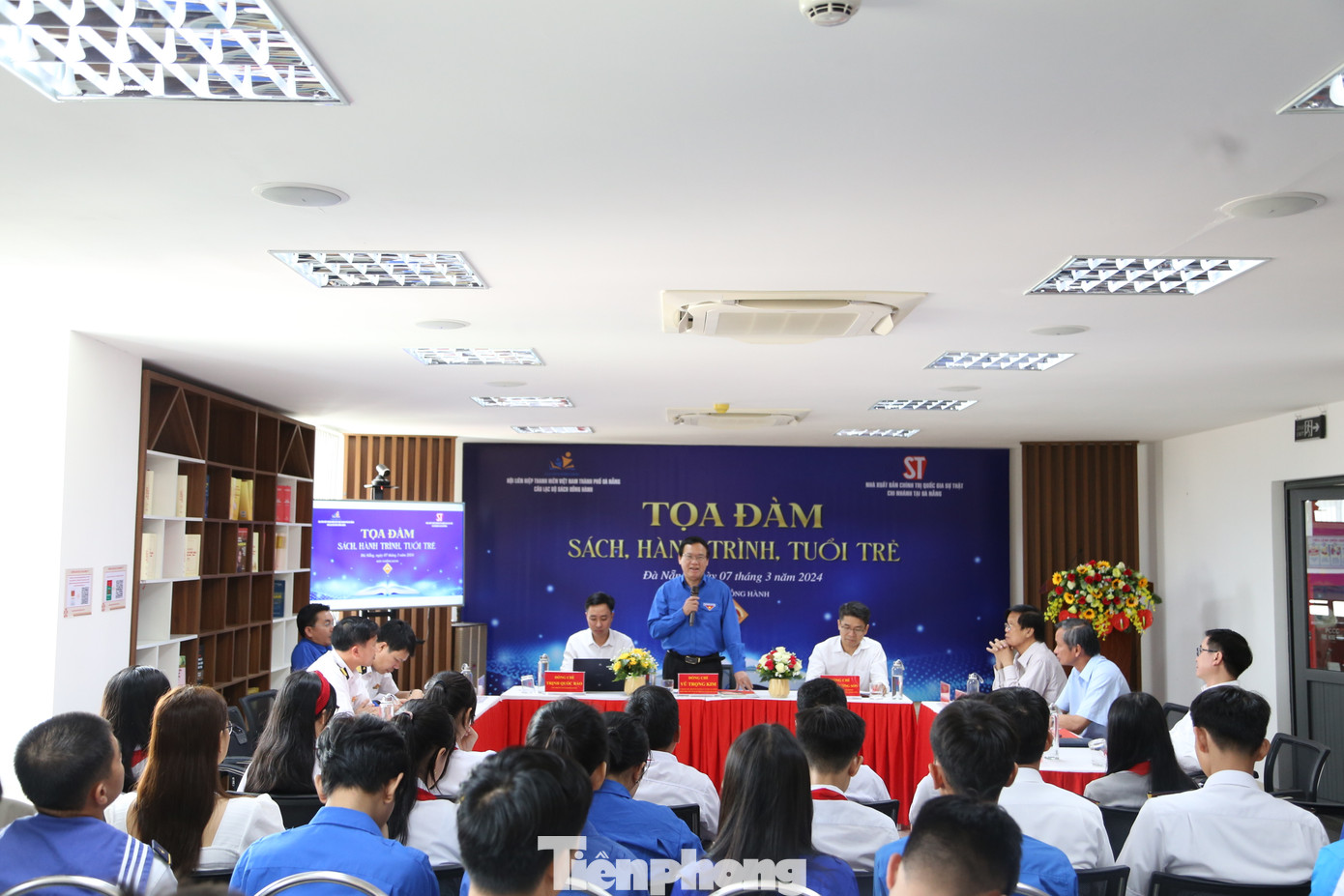 Tọa đàm thu hút sự tham gia của đông đảo học sinh, đoàn viên thanh niên... Ảnh: Giang Thanh Tọa đàm thu hút sự tham gia của đông đảo học sinh, đoàn viên thanh niên... Ảnh: Giang Thanh