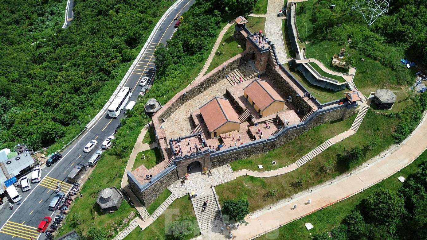 Với cung đường đèo tuyệt đẹp và khí hậu mát mẻ, dễ chịu, Hải Vân Quan được nhiều người dân và du khách lựa chọn để tham quan, vui chơi dịp nghỉ lễ 2/9. Với cung đường đèo tuyệt đẹp và khí hậu mát mẻ, dễ chịu, Hải Vân Quan được nhiều người dân và du khách lựa chọn để tham quan, vui chơi dịp nghỉ lễ 2/9.