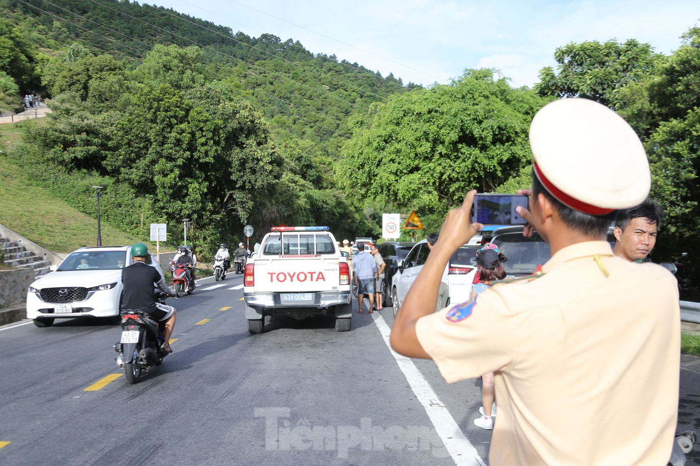 "Trạm CSGT Hòa Hiệp phối hợp với Công an phường Hòa Hiệp Bắc (quận Liên Chiểu) và Trạm CSGT Phú Lộc (tỉnh Thừa Thiên Huế) để điều tiết giao thông từ 6h đến 18h hằng ngày. Dịp lễ 2/9, lưu lượng giao thông trên đèo Hải Vân cao hơn ngày thường, cao điểm là từ 10h đến 12h và 15h đến 17h hằng ngày, khi người dân và du khách đổ về tham quan di tích Hải Vân Quan", Thiếu tá Tài nói. "Trạm CSGT Hòa Hiệp phối hợp với Công an phường Hòa Hiệp Bắc (quận Liên Chiểu) và Trạm CSGT Phú Lộc (tỉnh Thừa Thiên Huế) để điều tiết giao thông từ 6h đến 18h hằng ngày. Dịp lễ 2/9, lưu lượng giao thông trên đèo Hải Vân cao hơn ngày thường, cao điểm là từ 10h đến 12h và 15h đến 17h hằng ngày, khi người dân và du khách đổ về tham quan di tích Hải Vân Quan", Thiếu tá Tài nói.
