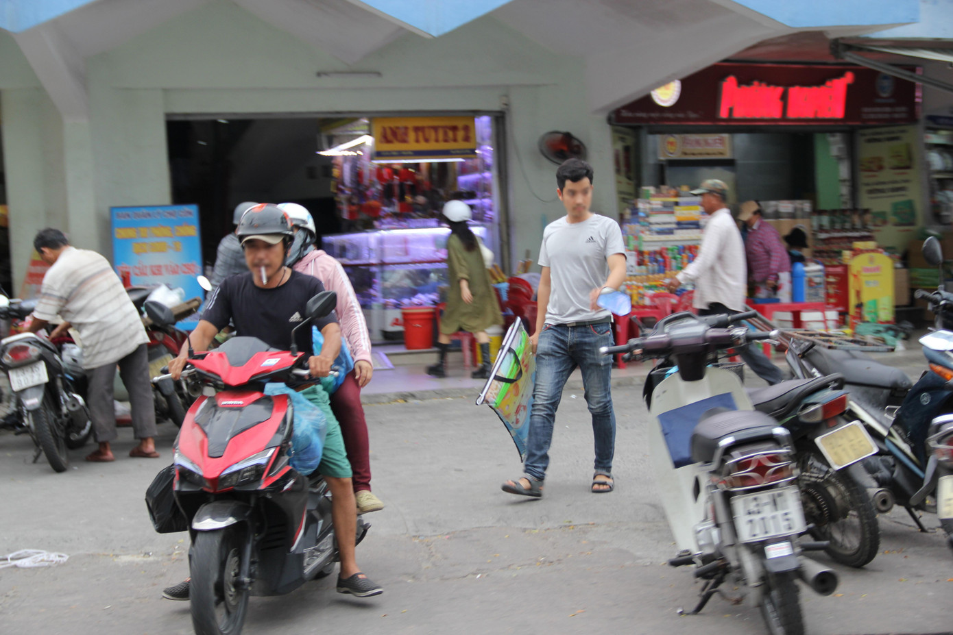Ghi nhận ở khu vực Chợ Cồn, đa phần người dân và tiểu thương "bỏ quên" khẩu trang y tế, vô tư trò chuyện, trao đổi, mua bán. Ghi nhận ở khu vực Chợ Cồn, đa phần người dân và tiểu thương "bỏ quên" khẩu trang y tế, vô tư trò chuyện, trao đổi, mua bán.