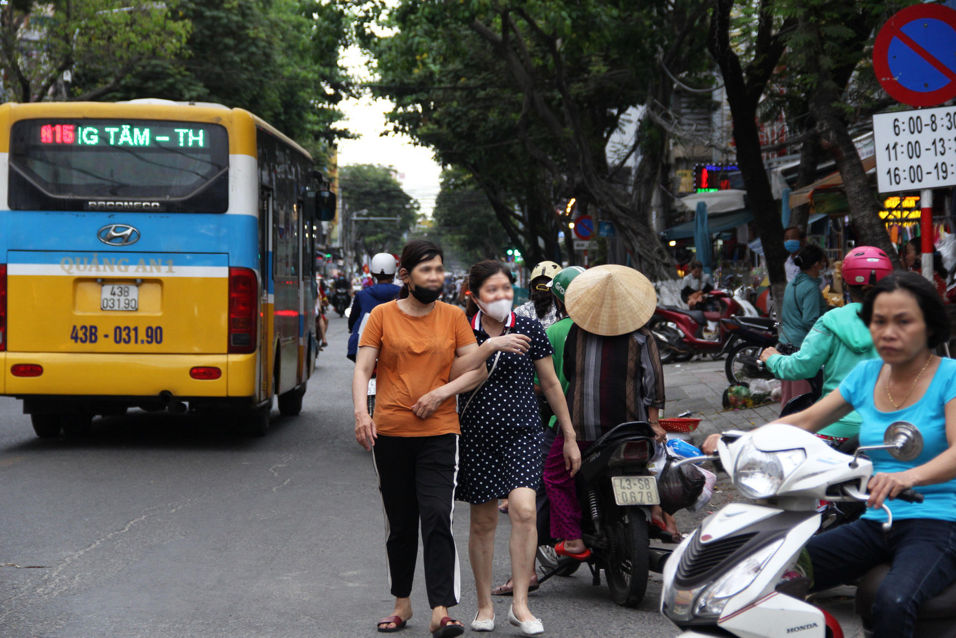 Người dân không đeo khẩu trang thoải mái ra vào chợ để mua sắm, mặc các yêu cầu về phòng chống dịch ở nơi công cộng. Người dân không đeo khẩu trang thoải mái ra vào chợ để mua sắm, mặc các yêu cầu về phòng chống dịch ở nơi công cộng.