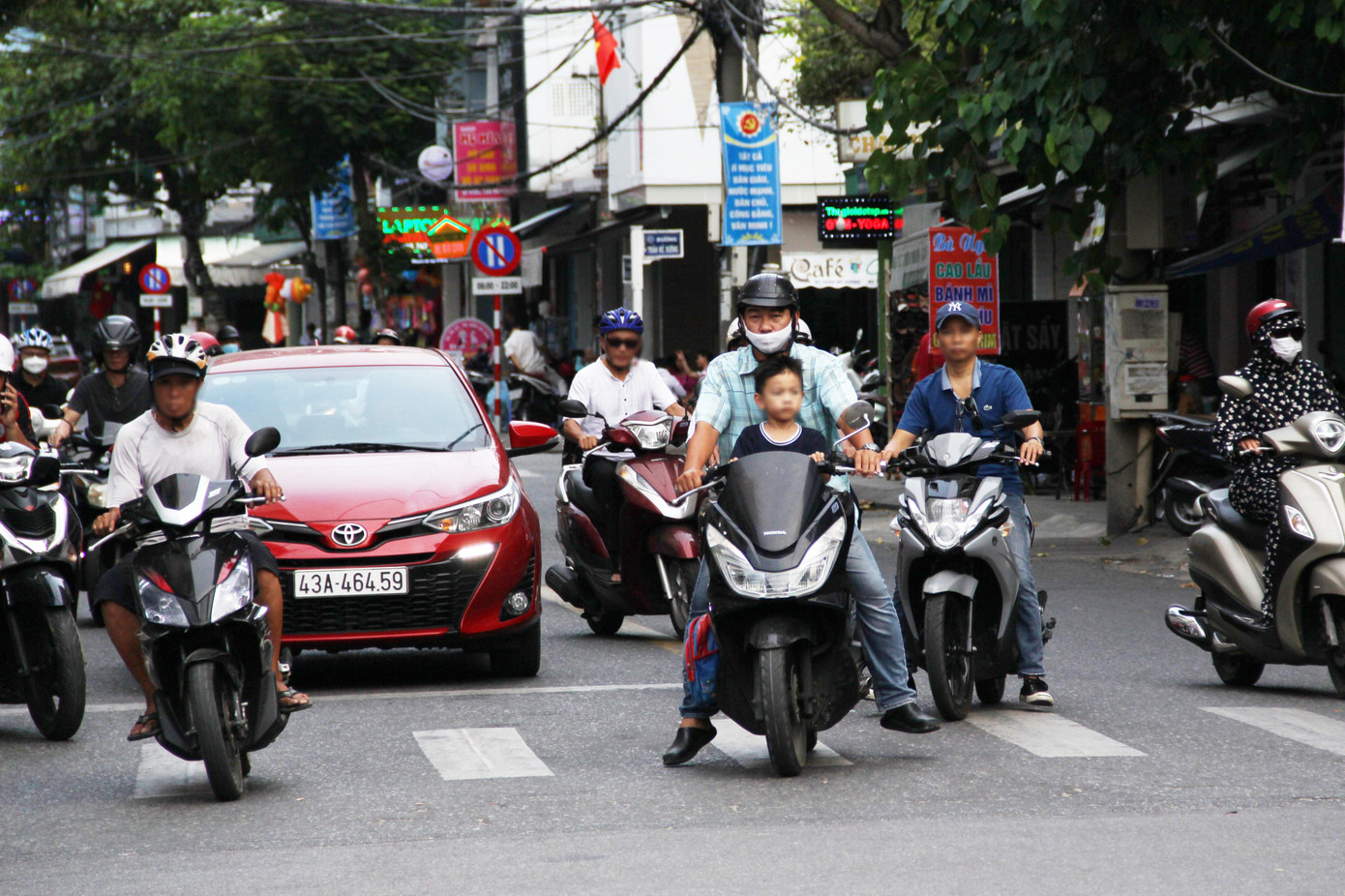Dọc các tuyến phố lớn như Nguyễn Văn Linh, Lê Duẩn, Hùng Vương, Trần Phú, Bạch Đằng... dễ dàng bắt gặp những người dân chủ quan khi không đeo khẩu trang khi ra đường khác hẳn vài tháng trước khi đợt dịch thứ 3 bùng phát. Dọc các tuyến phố lớn như Nguyễn Văn Linh, Lê Duẩn, Hùng Vương, Trần Phú, Bạch Đằng... dễ dàng bắt gặp những người dân chủ quan khi không đeo khẩu trang khi ra đường khác hẳn vài tháng trước khi đợt dịch thứ 3 bùng phát.