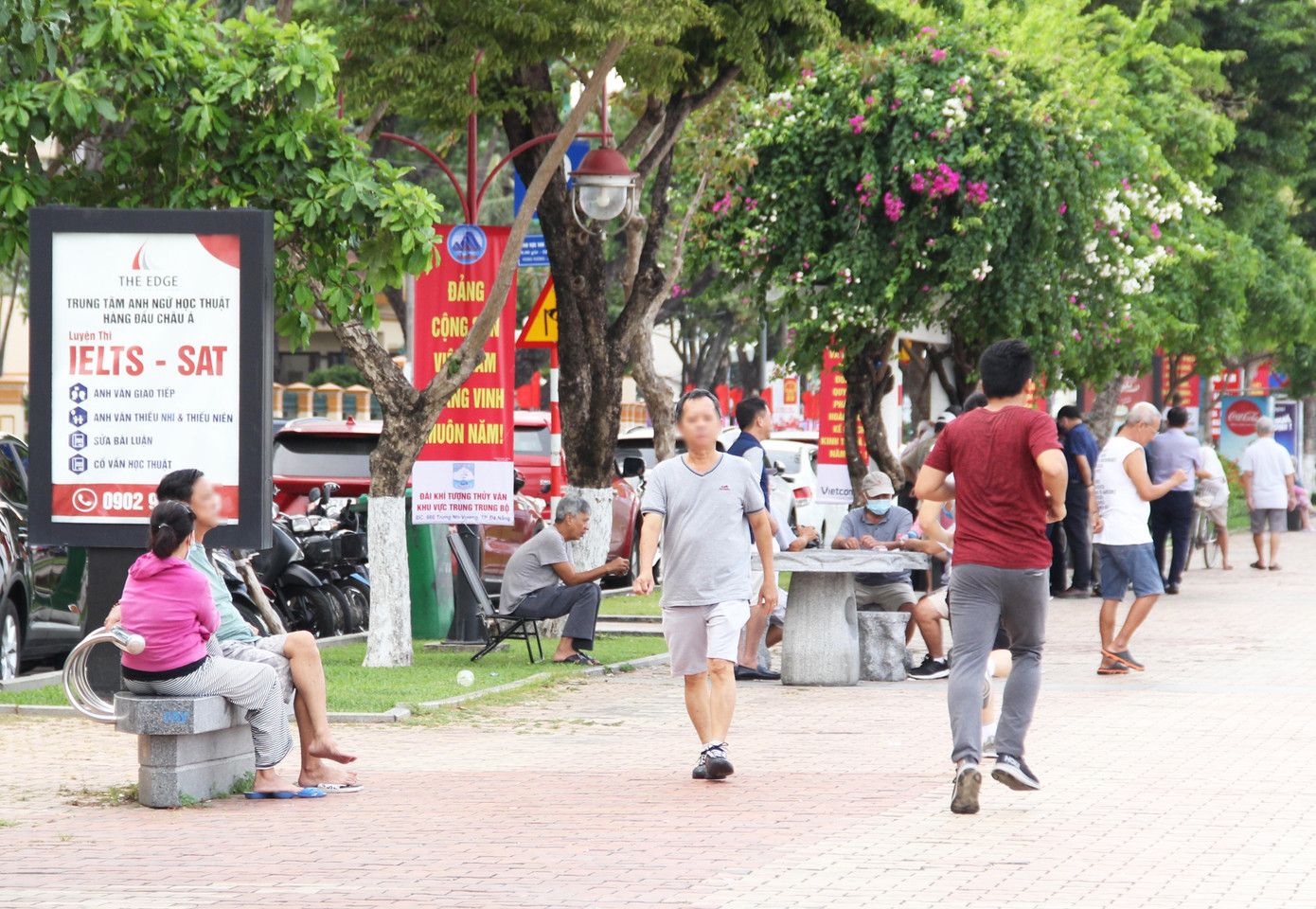 Tại khu vực vỉa hè đường Bạch Đằng (quận Hải Châu), cứ chiều tối, rất đông người dân sẽ tập trung ở khu vực này để tập thể dục, vui chơi... Tại khu vực vỉa hè đường Bạch Đằng (quận Hải Châu), cứ chiều tối, rất đông người dân sẽ tập trung ở khu vực này để tập thể dục, vui chơi...