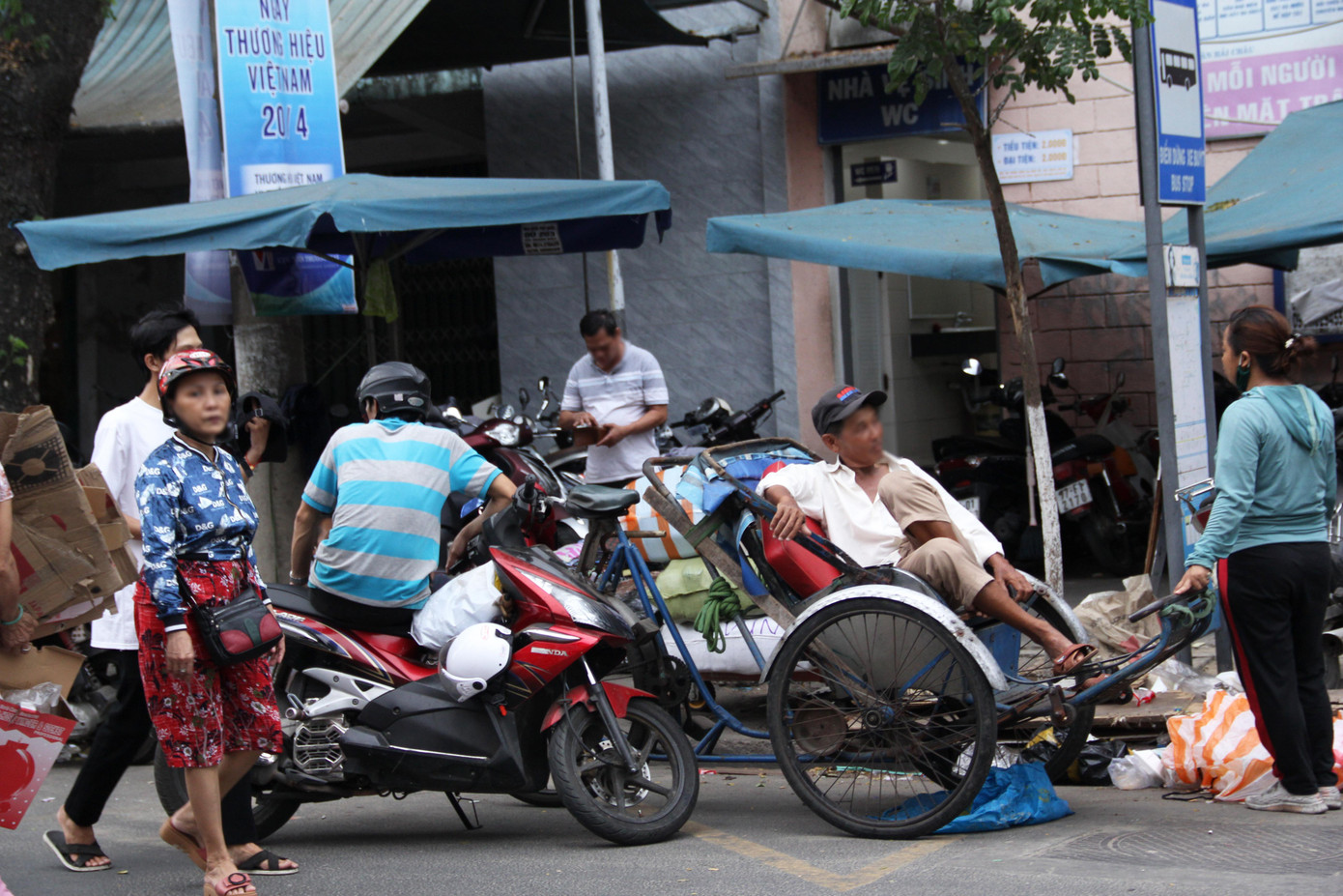 Trong chiều 26/4, Ban chỉ đạo phòng chống dịch COVID - 19 TP Đà Nẵng đã tổ chức họp trực tuyến nhằm thực hiện các chỉ đạo của Thủ tướng về phòng chống dịch để triển khai các biện pháp "siết" các quy định về phòng chống dịch ở những địa điểm công cộng, nhất là khi lượng lớn khách du lịch nội địa sẽ đổ về Đà Nẵng trong dịp nghỉ lễ 30/4 và 1/5 sắp tới. Trong chiều 26/4, Ban chỉ đạo phòng chống dịch COVID - 19 TP Đà Nẵng đã tổ chức họp trực tuyến nhằm thực hiện các chỉ đạo của Thủ tướng về phòng chống dịch để triển khai các biện pháp "siết" các quy định về phòng chống dịch ở những địa điểm công cộng, nhất là khi lượng lớn khách du lịch nội địa sẽ đổ về Đà Nẵng trong dịp nghỉ lễ 30/4 và 1/5 sắp tới.