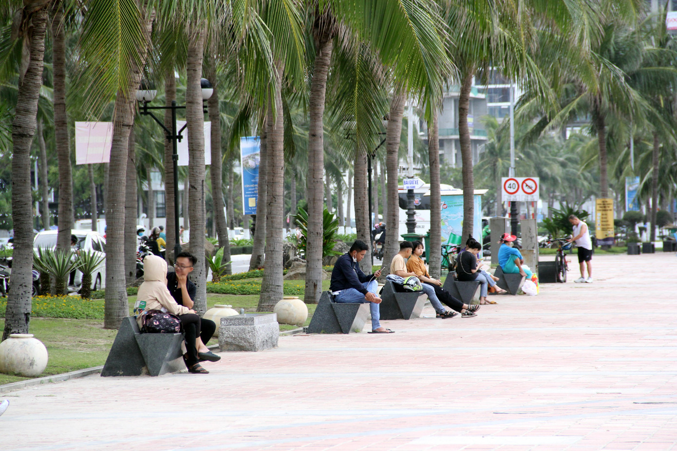 Ghi nhận chiều 26/4, tại Công viên Biển Đông (quận Sơn Trà, Đà Nẵng), rất đông người dân và du khách tập trung ở đây để hóng mát và vui chơi, tuy nhiên, nhiều người "lơ" đeo khẩu trang, vô tư ngồi trò chuyện ở dãy ghế đá dọc bờ biển. Ảnh: Giang Thanh Ghi nhận chiều 26/4, tại Công viên Biển Đông (quận Sơn Trà, Đà Nẵng), rất đông người dân và du khách tập trung ở đây để hóng mát và vui chơi, tuy nhiên, nhiều người "lơ" đeo khẩu trang, vô tư ngồi trò chuyện ở dãy ghế đá dọc bờ biển. Ảnh: Giang Thanh