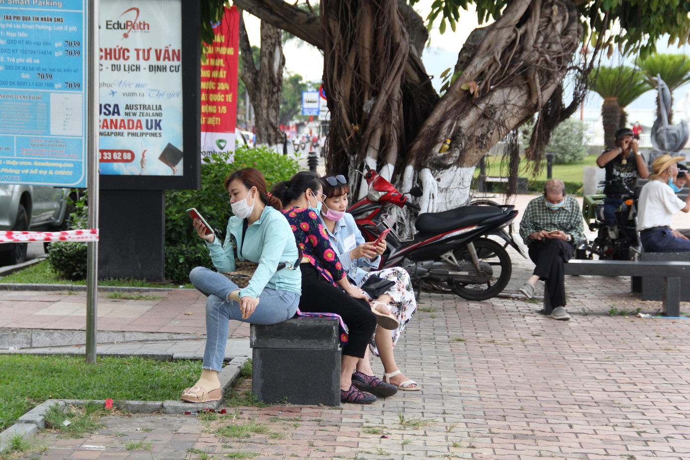 Một số người dân đeo khẩu trang theo kiểu "đối phó" khi không đảm bảo các nguyên tắc an toàn theo khuyến cáo của Bộ Y tế. Một số người dân đeo khẩu trang theo kiểu "đối phó" khi không đảm bảo các nguyên tắc an toàn theo khuyến cáo của Bộ Y tế.