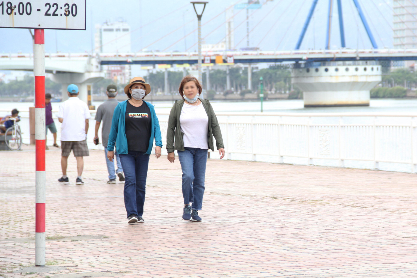 Tuy nhiên, việc đeo khẩu trang y tế thì "người có, người không". Nhiều người vẫn vô tư không đeo khẩu trang, tụ tập thành từng nhóm lớn để trò chuyện, đánh cờ... Tuy nhiên, việc đeo khẩu trang y tế thì "người có, người không". Nhiều người vẫn vô tư không đeo khẩu trang, tụ tập thành từng nhóm lớn để trò chuyện, đánh cờ...