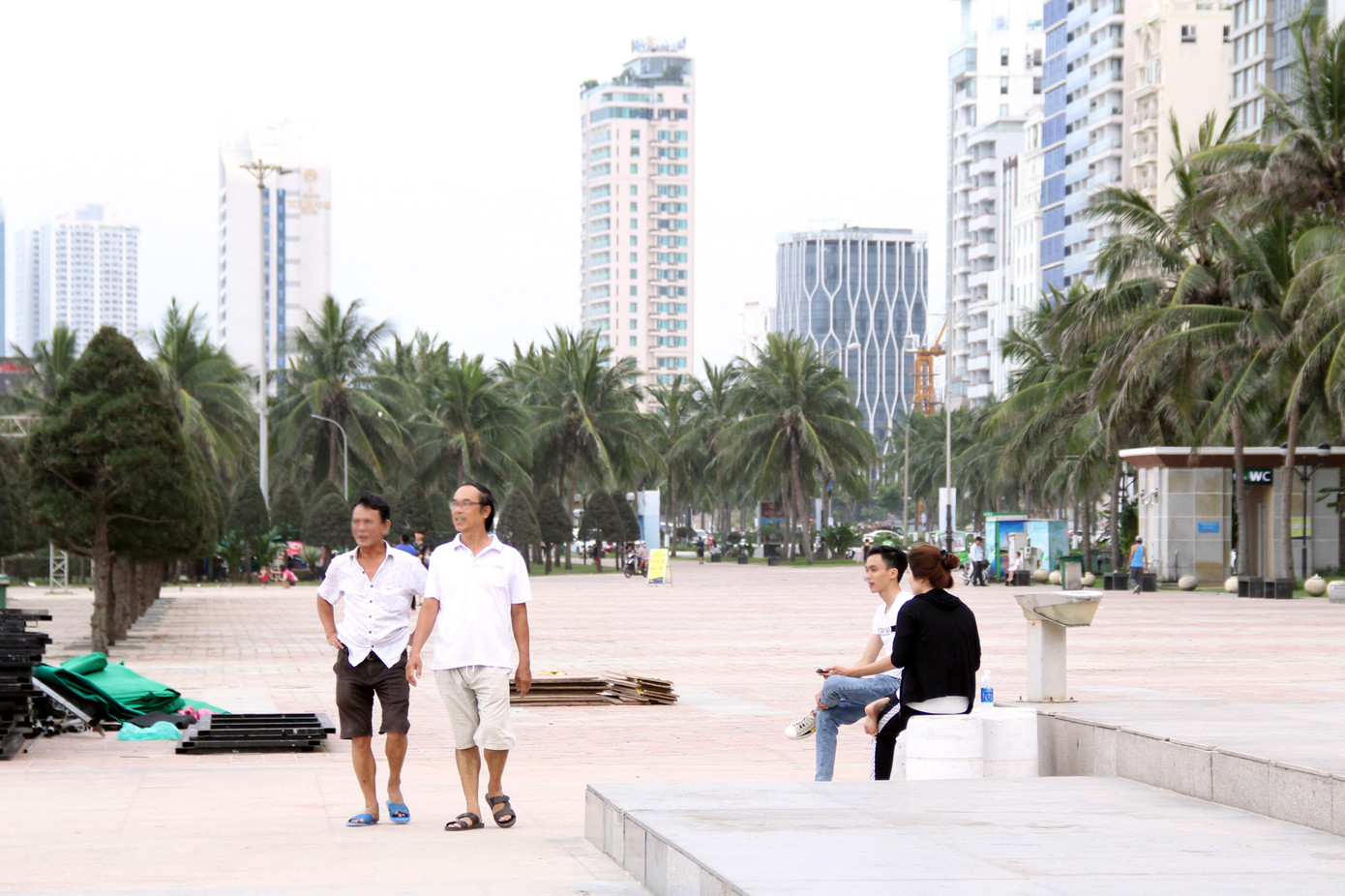 Người dân cũng vô tư đi bộ, tập thể dục, vui chơi ở dọc bờ biển mà "quên" đeo khẩu trang. Người dân cũng vô tư đi bộ, tập thể dục, vui chơi ở dọc bờ biển mà "quên" đeo khẩu trang.