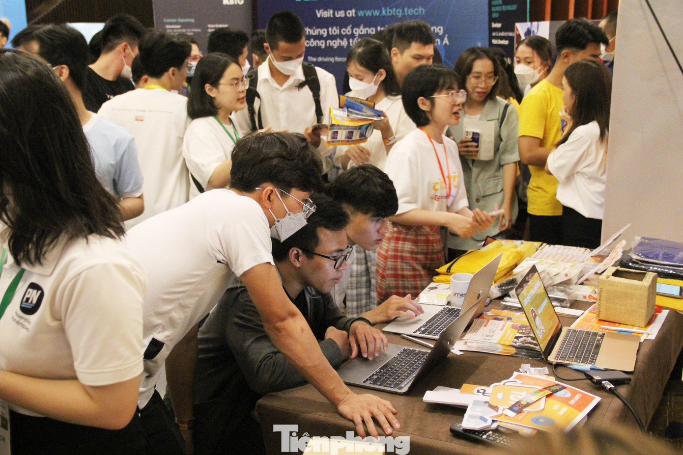 Sự kiện là cơ hội để các bạn trẻ yêu công nghệ tiếp cận với các công ty công nghệ lớn, các startup thành công... Sự kiện là cơ hội để các bạn trẻ yêu công nghệ tiếp cận với các công ty công nghệ lớn, các startup thành công...