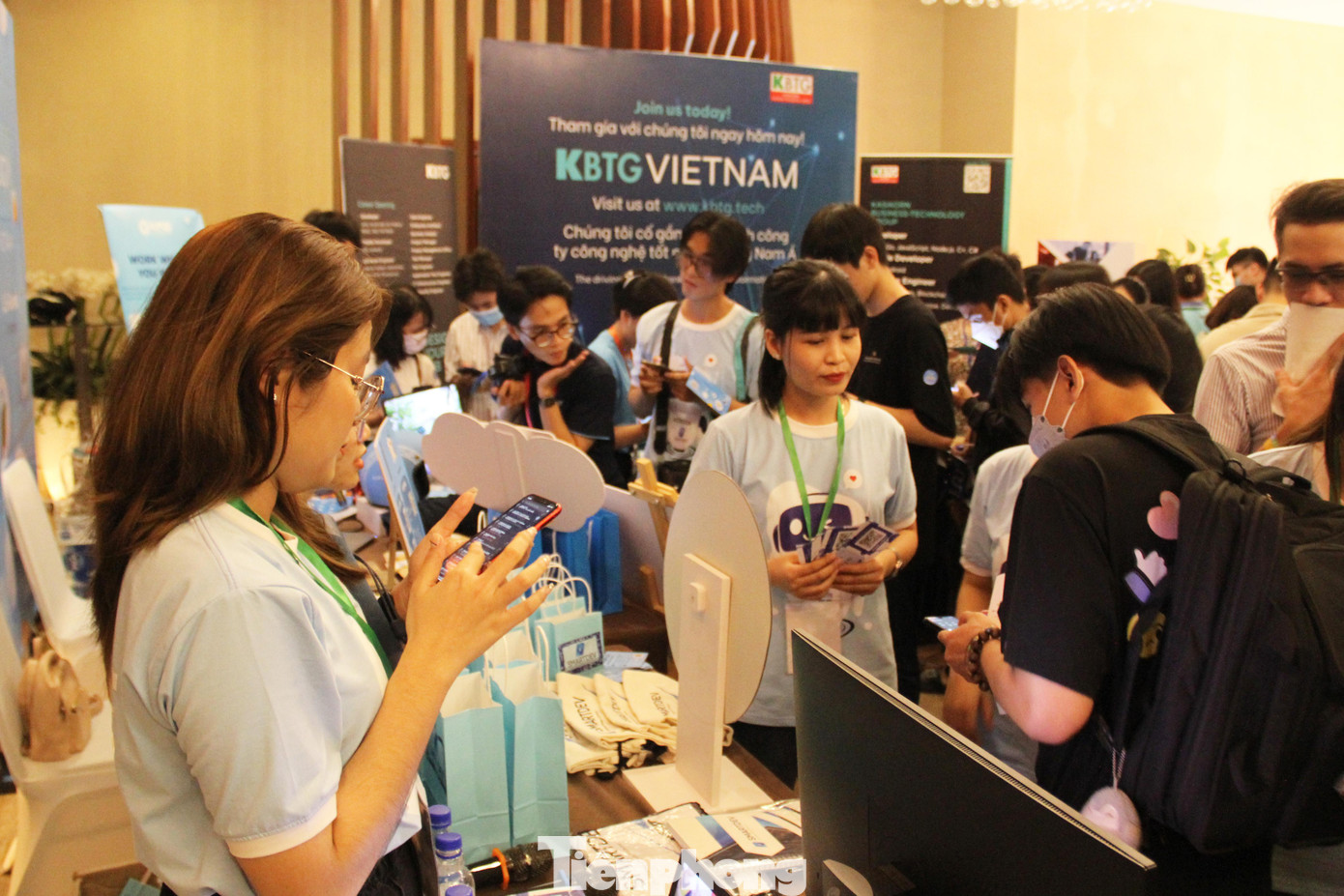 Sự kiện quy tụ đông đảo các bạn trẻ yêu công nghệ, lập trình viên, chuyên gia về khởi nghiệp công nghệ, các startup công nghệ thành công trong khu vực. Ảnh: Giang Thanh Sự kiện quy tụ đông đảo các bạn trẻ yêu công nghệ, lập trình viên, chuyên gia về khởi nghiệp công nghệ, các startup công nghệ thành công trong khu vực. Ảnh: Giang Thanh