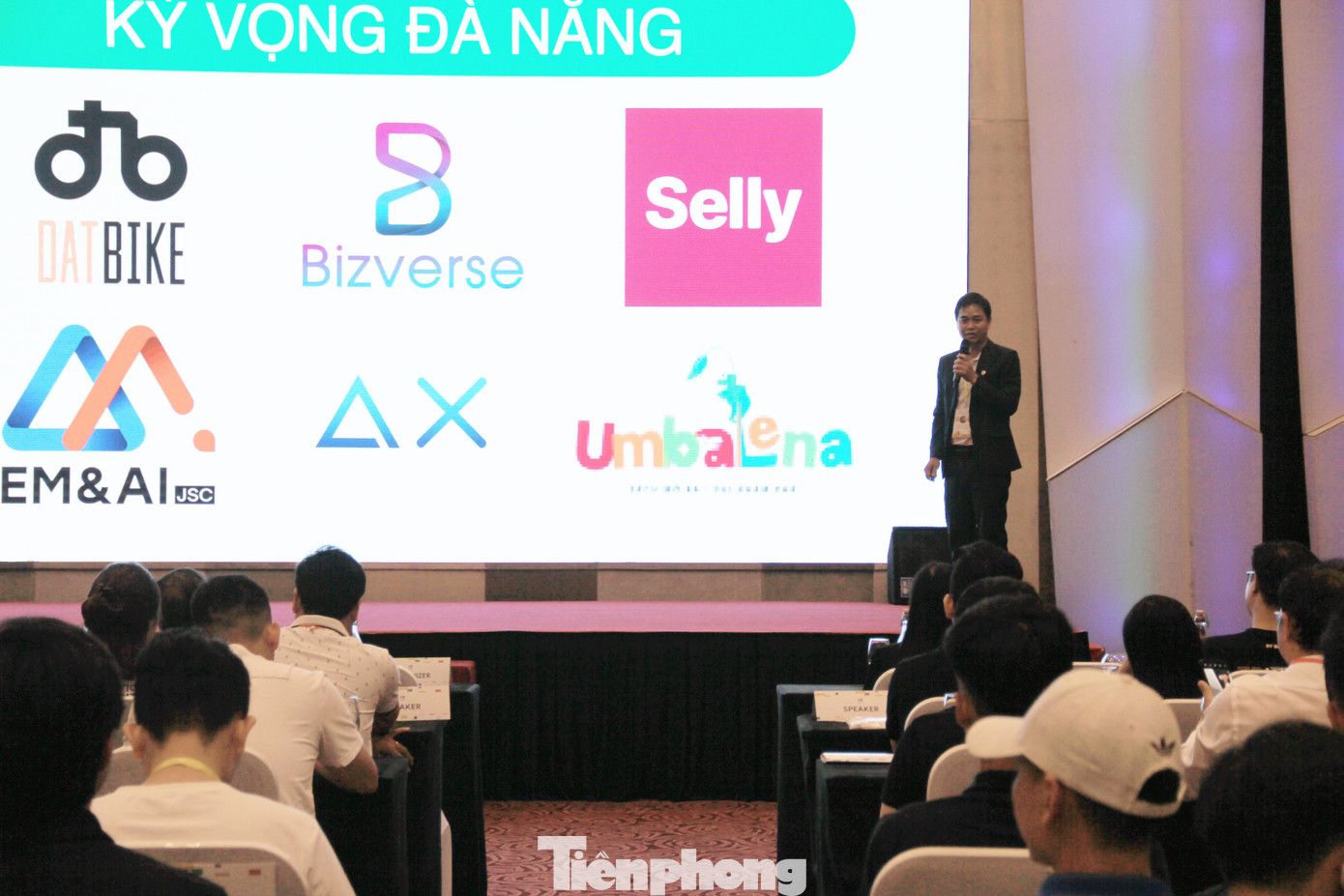 Các diễn giả chia sẻ về những vấn đề vĩ mô hơn trong ngành công nghệ thông tin như: chuyển đổi số của ngành ngân hàng, thúc đẩy phát triển bền vững... Các diễn giả chia sẻ về những vấn đề vĩ mô hơn trong ngành công nghệ thông tin như: chuyển đổi số của ngành ngân hàng, thúc đẩy phát triển bền vững...