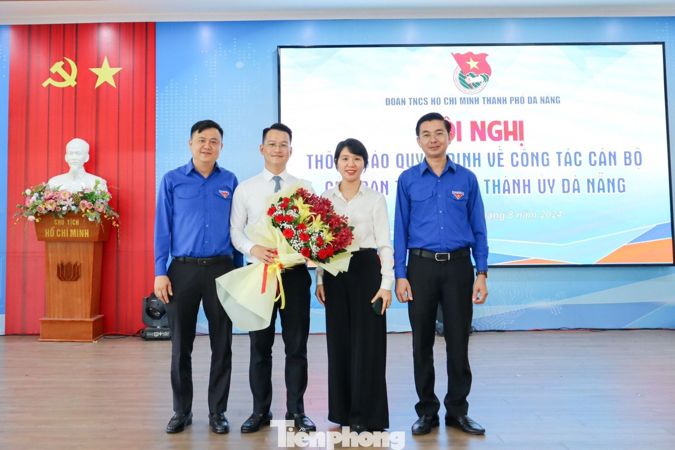 Thường trực Thành Đoàn Đà Nẵng tặng hoa chúc mừng Bí thư Thành Đoàn Nguyễn Mạnh Dũng nhận nhiệm vụ mới.