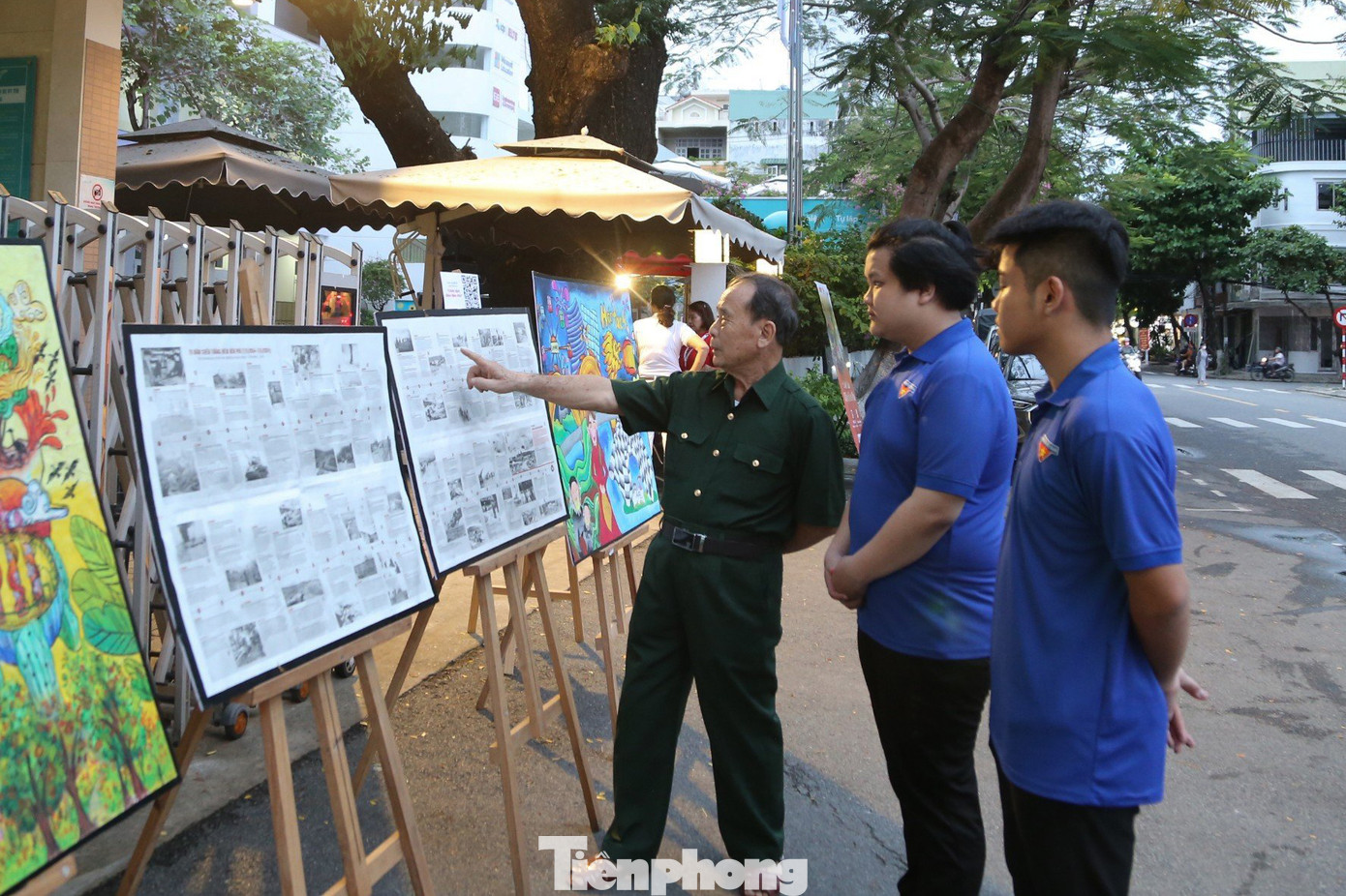 Triển lãm tranh panorama "Chiến dịch Điện Biên Phủ" và tranh thiếu nhi chủ đề hòa bình tại Đà Nẵng. Ảnh: Giang Thanh Triển lãm tranh panorama "Chiến dịch Điện Biên Phủ" và tranh thiếu nhi chủ đề hòa bình tại Đà Nẵng. Ảnh: Giang Thanh