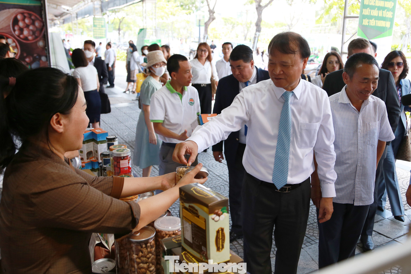 Các đại biểu tham quan các gian hàng trưng bày sản phẩm của 15 tỉnh thành tại khu vực bờ Đông Cầu Rồng. Các đại biểu tham quan các gian hàng trưng bày sản phẩm của 15 tỉnh thành tại khu vực bờ Đông Cầu Rồng.