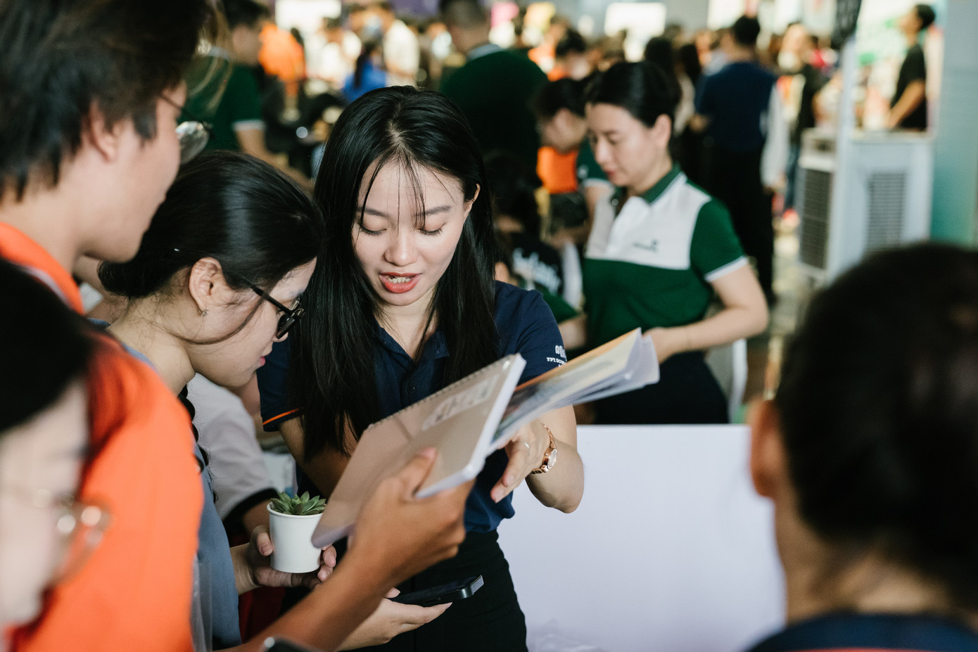 Sinh viên được phỏng vấn trực tiếp cũng như được tư vấn, hướng nghiệp chi tiết trong từng gian hàng