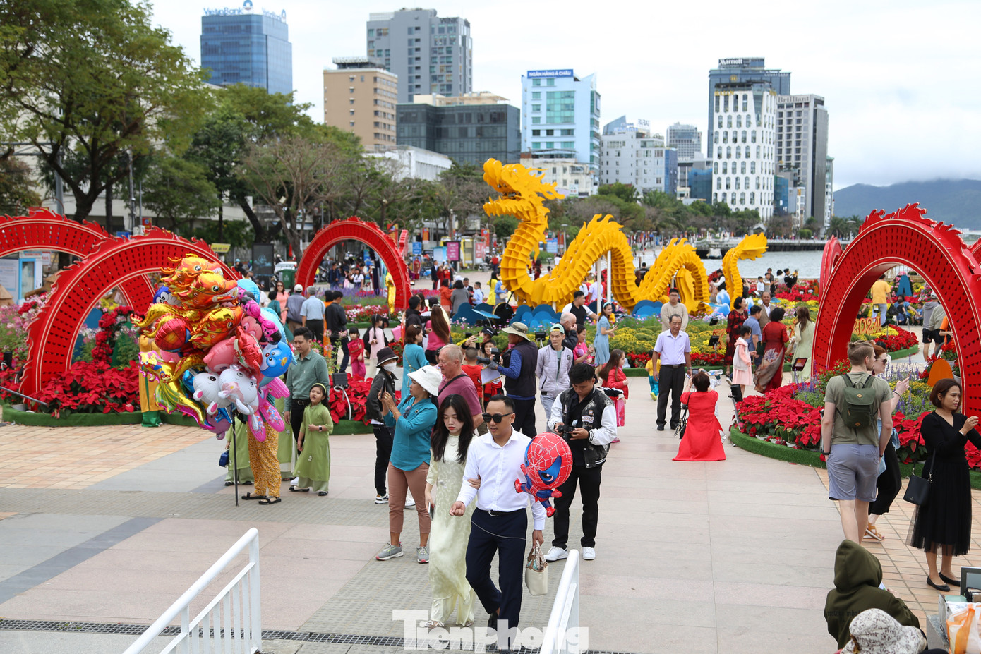 Để phục vụ người dân và du khách, thành phố tổ chức nhiều hoạt động, sự kiện hấp dẫn tại các địa điểm công cộng để phục vụ người dân và du khách như chương trình nghệ thuật hàng đêm, lắp đặt mô hình check-in tại khu vực Cầu Rồng, trang trí hoa và điện chiếu sáng, bắn pháo hoa...