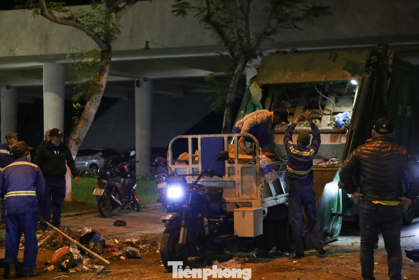 Trăm công nhân môi trường tất bật dọn dẹp để trả mặt bằng sạch cho thành phố. Ảnh: Giang Thanh