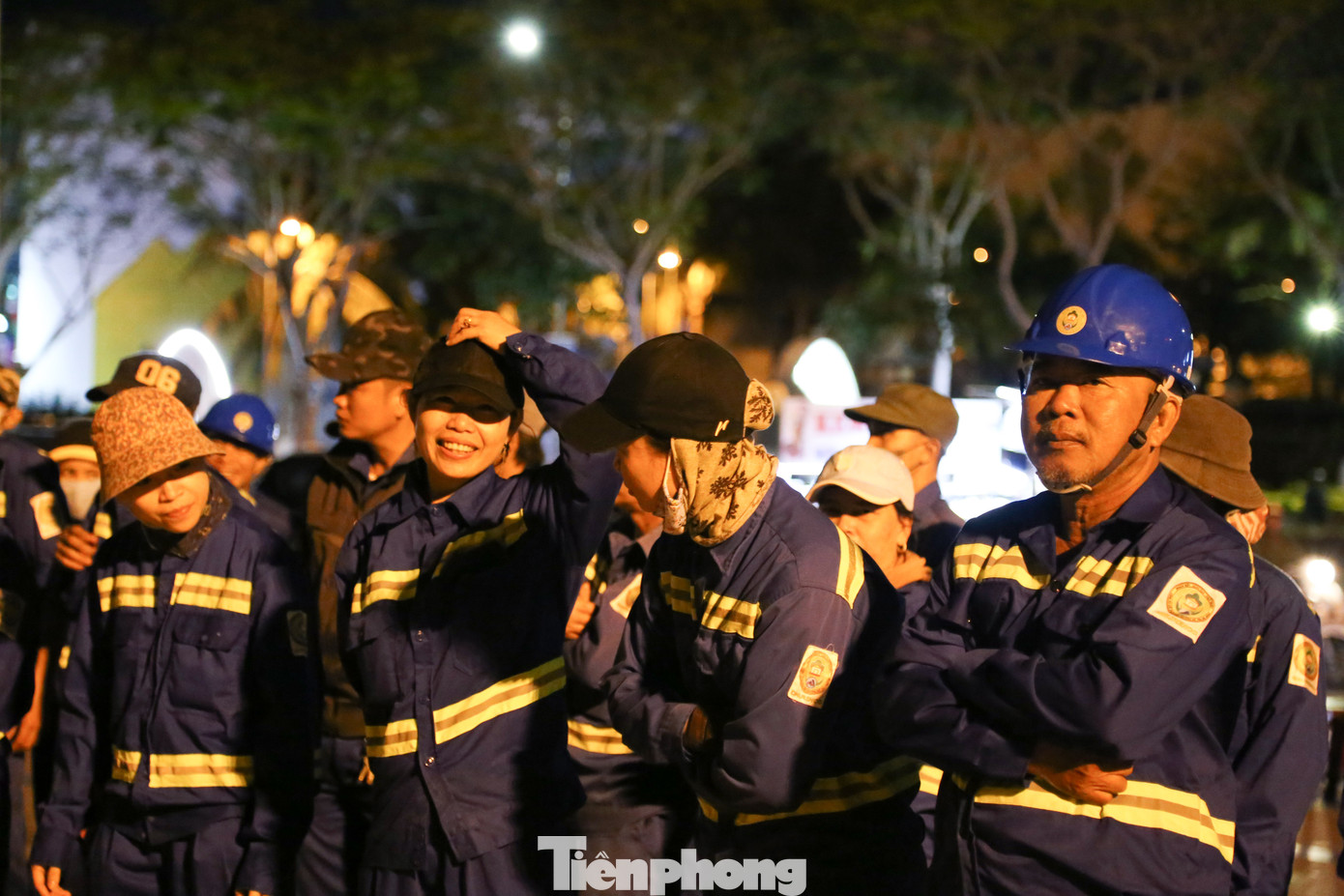 Dù vất vả nhưng nụ cười vẫn nở trên môi các công nhân môi trường. Ảnh: Giang Thanh