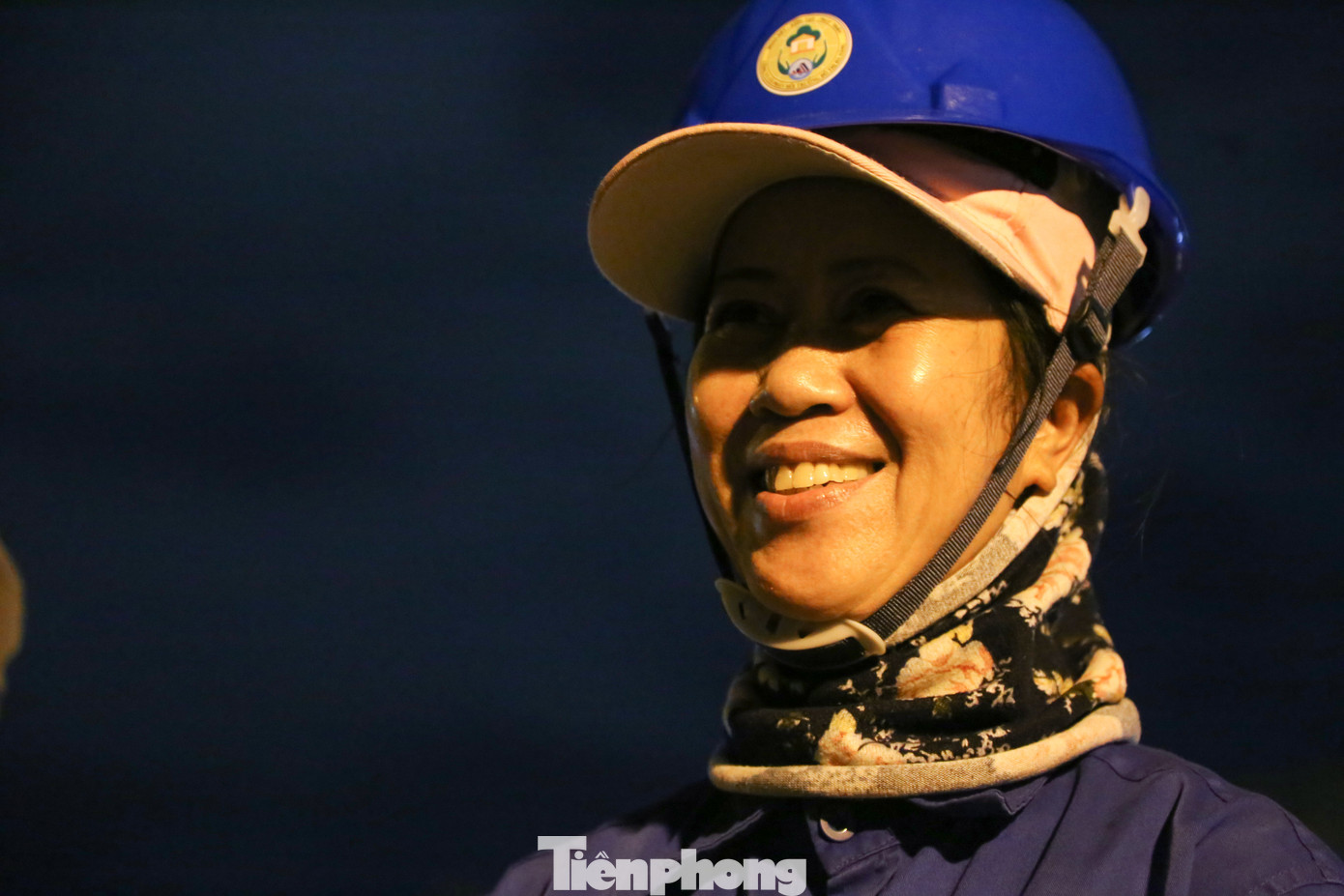 23 năm dọn vệ sinh chợ hoa đêm Giao thừa, chị Nga chỉ mong một lần được về nhà đón năm mới với người thân