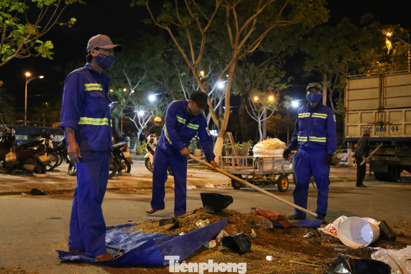Các công nhân miệt mài xuyên đêm để hoàn thành nhiệm vụ, trả lại không gian sạch đẹp cho thành phố vào sáng đầu năm mới Giáp Thìn. Ảnh: Giang Thanh