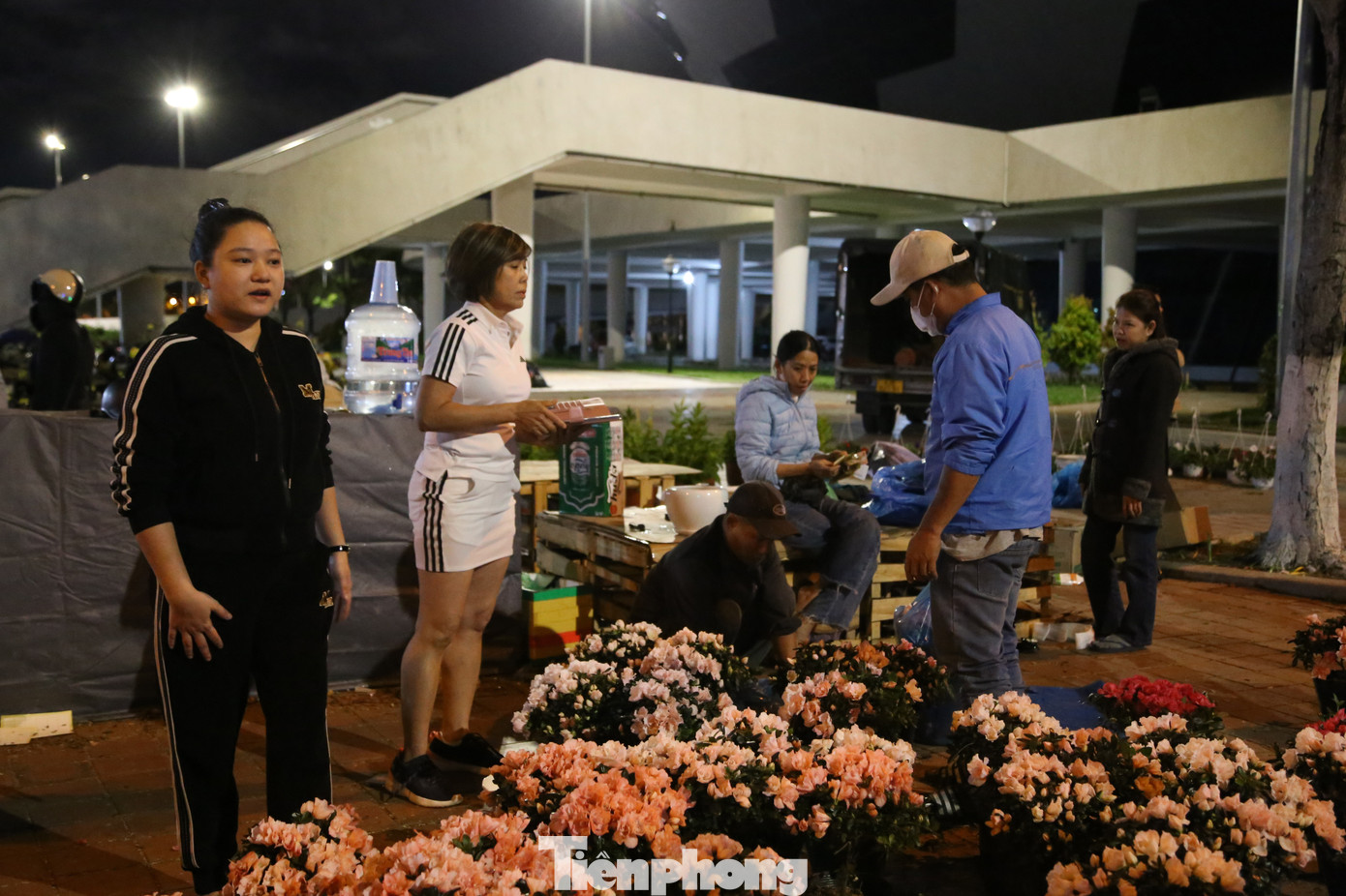 Đến hơn 20h ngày 30 Tết, các tiểu thương chợ hoa Tết Đà Nẵng vẫn tiếp tục hạ giá, tranh thủ vớt vát chút vốn. Ảnh: Giang Thanh