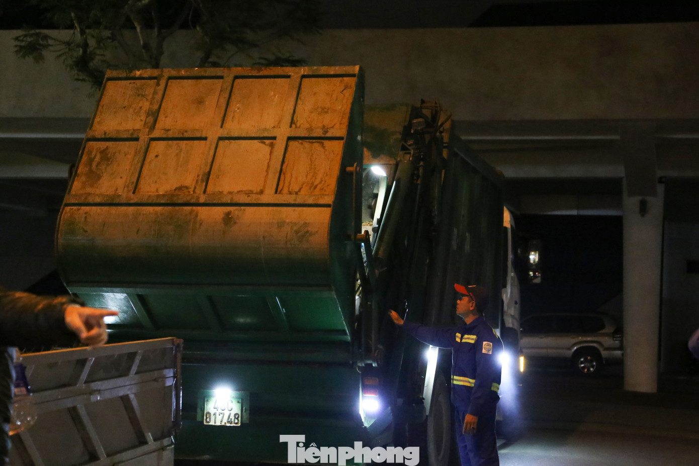 Các công nhân miệt mài xuyên đêm để hoàn thành nhiệm vụ, trả lại không gian sạch đẹp cho thành phố vào sáng đầu năm mới Giáp Thìn. Ảnh: Giang Thanh