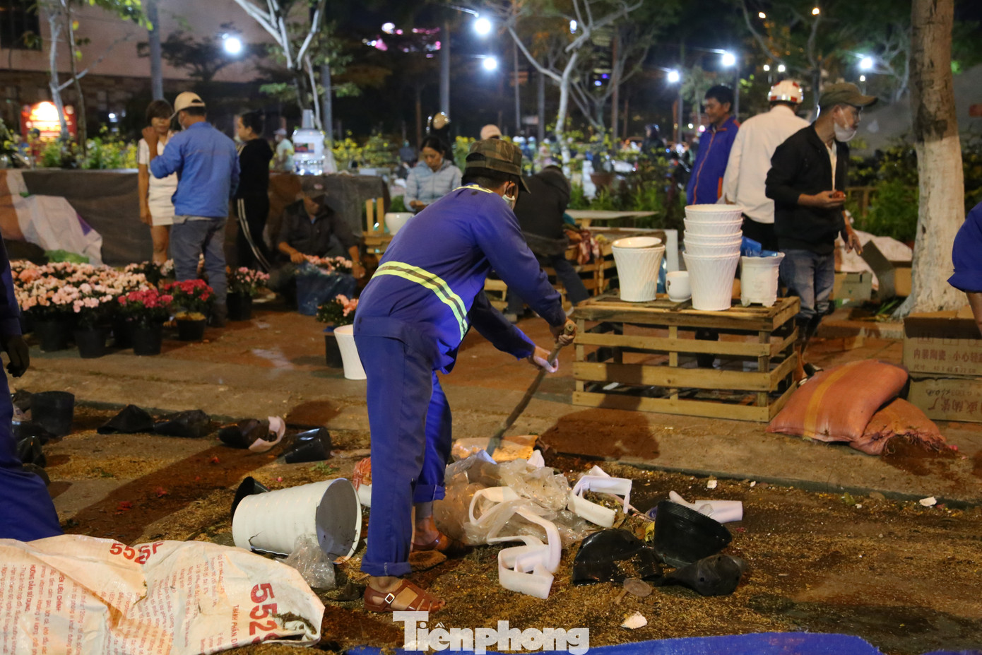 Trăm công nhân môi trường tất bật dọn dẹp để trả mặt bằng sạch cho thành phố. Ảnh: Giang Thanh