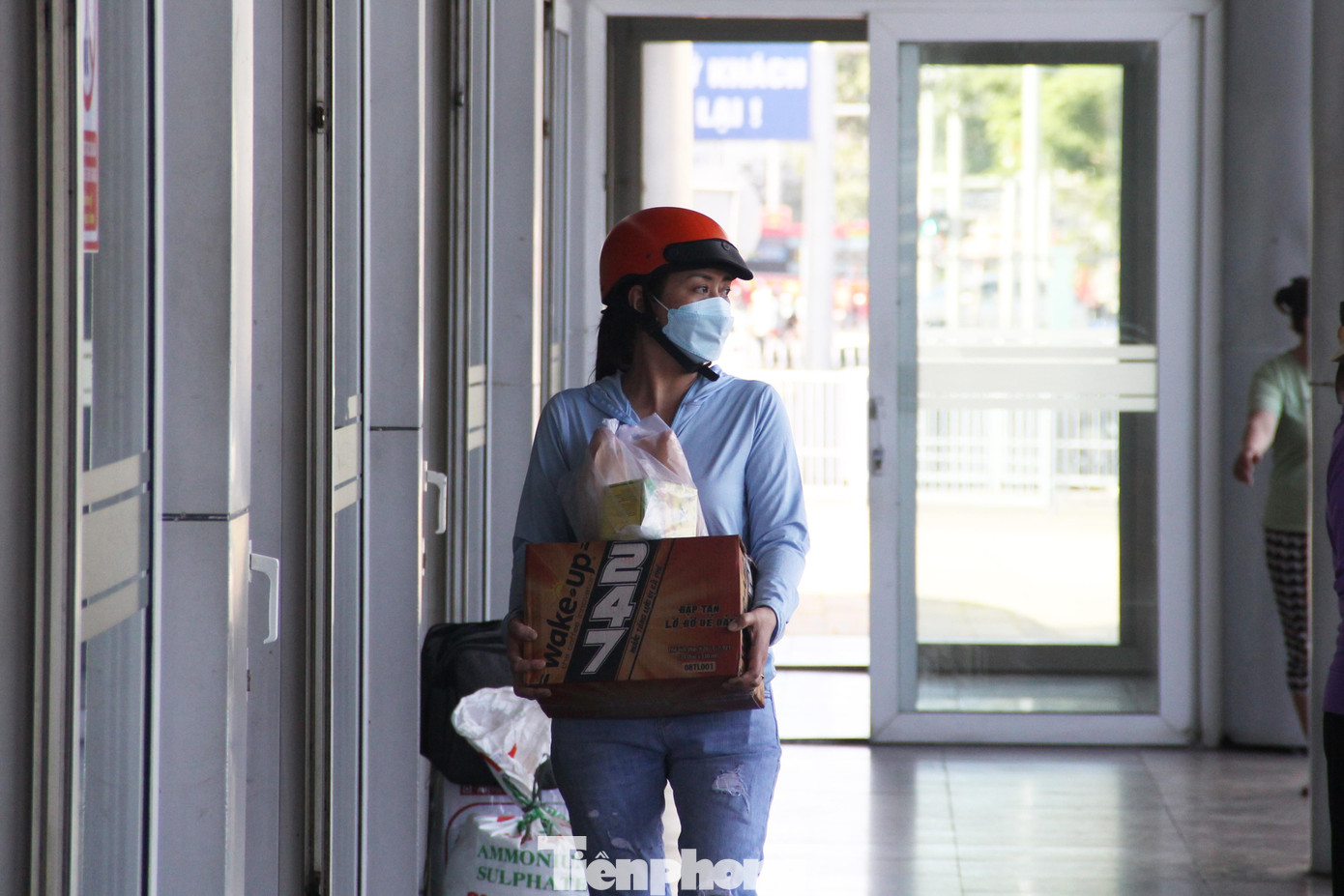 Theo một nhân viên bán vé tuyến Đà Nẵng – Bình Định, việc mua vé xe Tết năm nay không quá khó khăn, lượng khách đến mua vé không nhiều, đa phần chuyến xe nào cũng dư vé. Theo một nhân viên bán vé tuyến Đà Nẵng – Bình Định, việc mua vé xe Tết năm nay không quá khó khăn, lượng khách đến mua vé không nhiều, đa phần chuyến xe nào cũng dư vé.