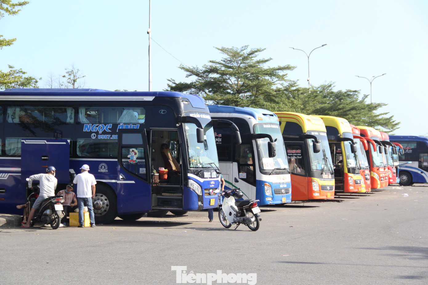 Chỉ còn 3 ngày nữa là đến Tết Nguyên đán nhưng bến xe trung tâm Đà Nẵng (quận Liên Chiểu) vẫn khá vắng vẻ dù hầu hết các tuyến từ Đà Nẵng đi các tỉnh lân cận đã hoạt động trở lại. Chỉ còn 3 ngày nữa là đến Tết Nguyên đán nhưng bến xe trung tâm Đà Nẵng (quận Liên Chiểu) vẫn khá vắng vẻ dù hầu hết các tuyến từ Đà Nẵng đi các tỉnh lân cận đã hoạt động trở lại.